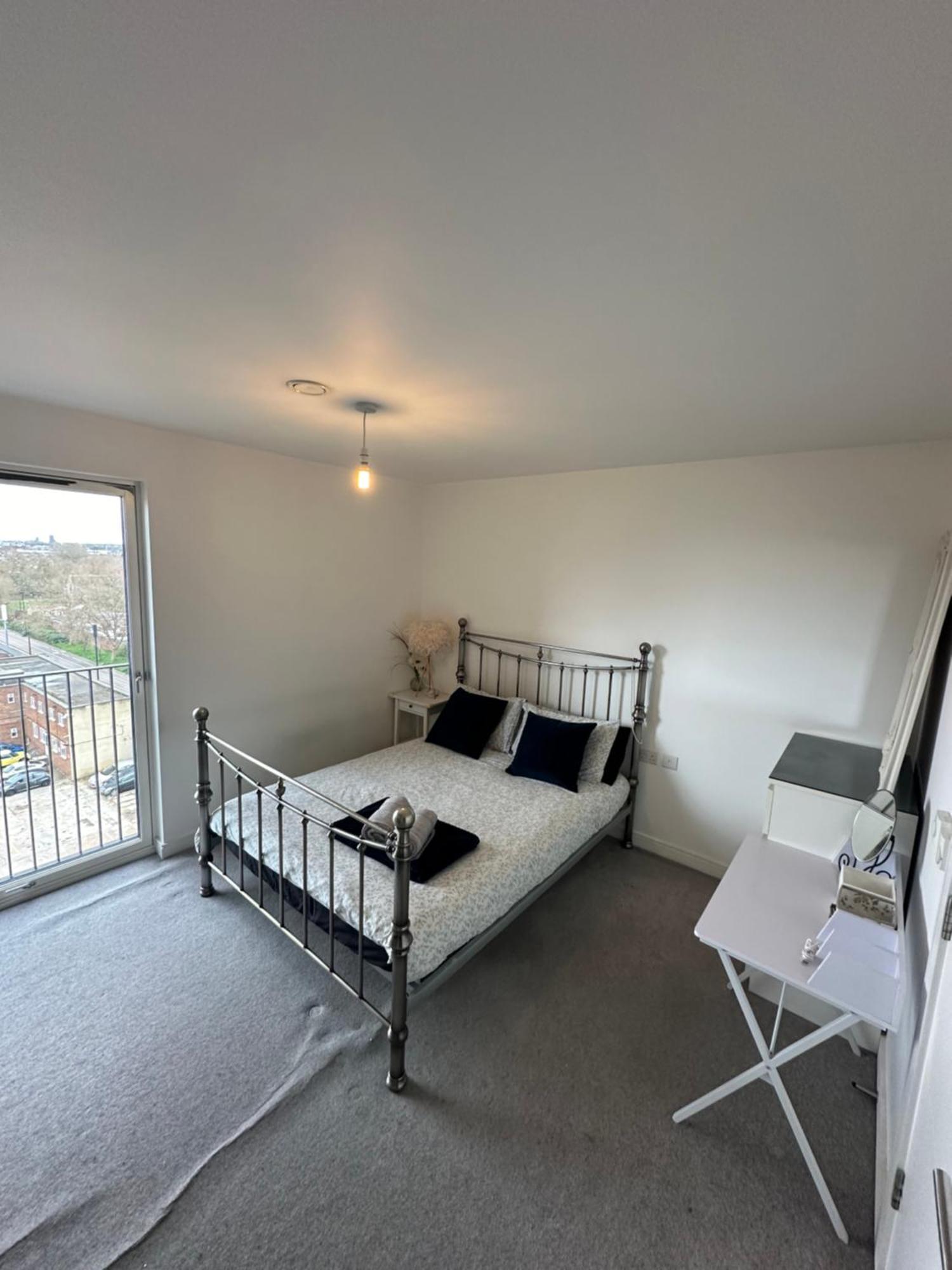 Luxury 3 Bedroom Flat In Stratford, Londra