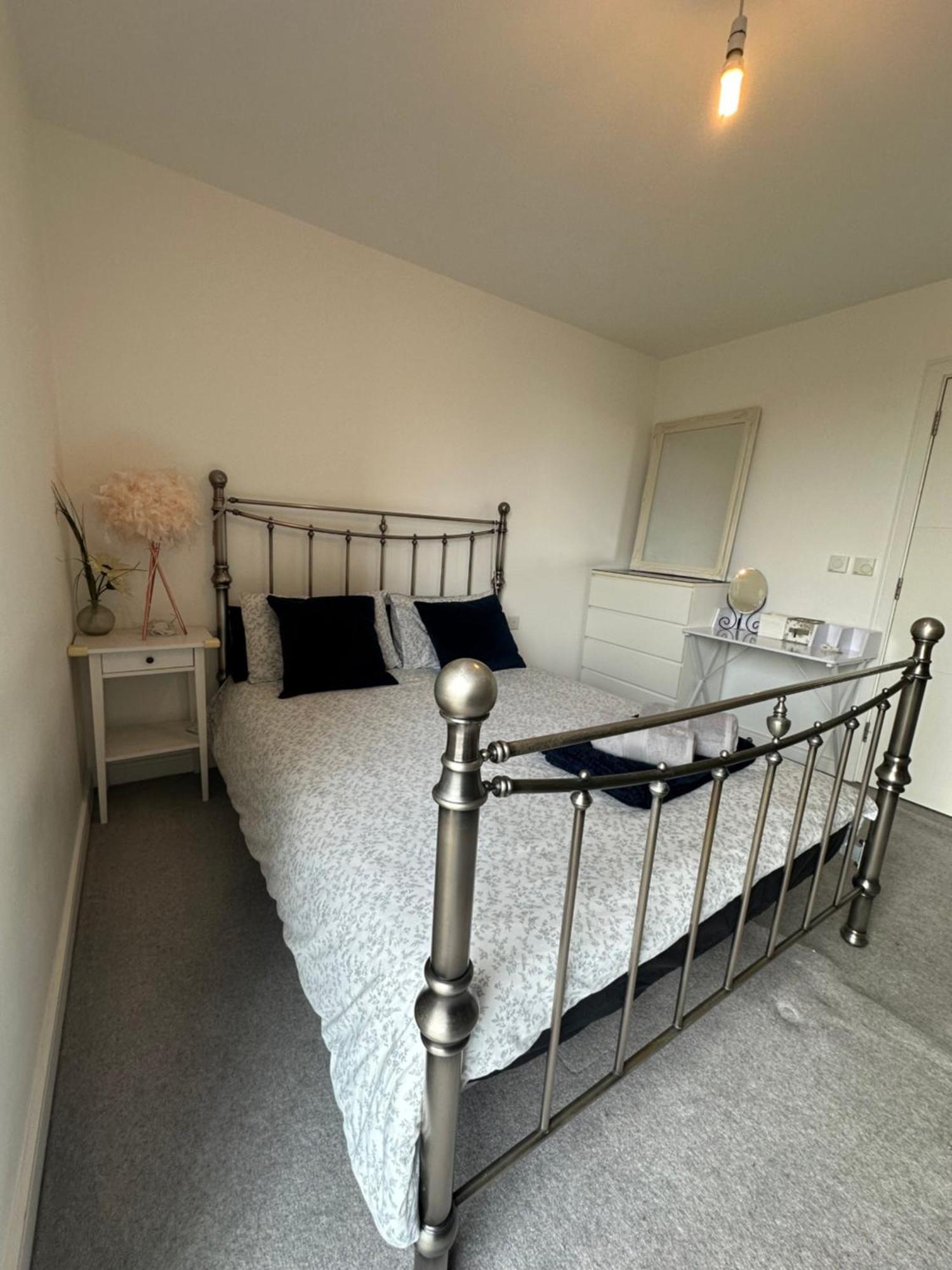 Luxury 3 Bedroom Flat In Stratford, * Londra