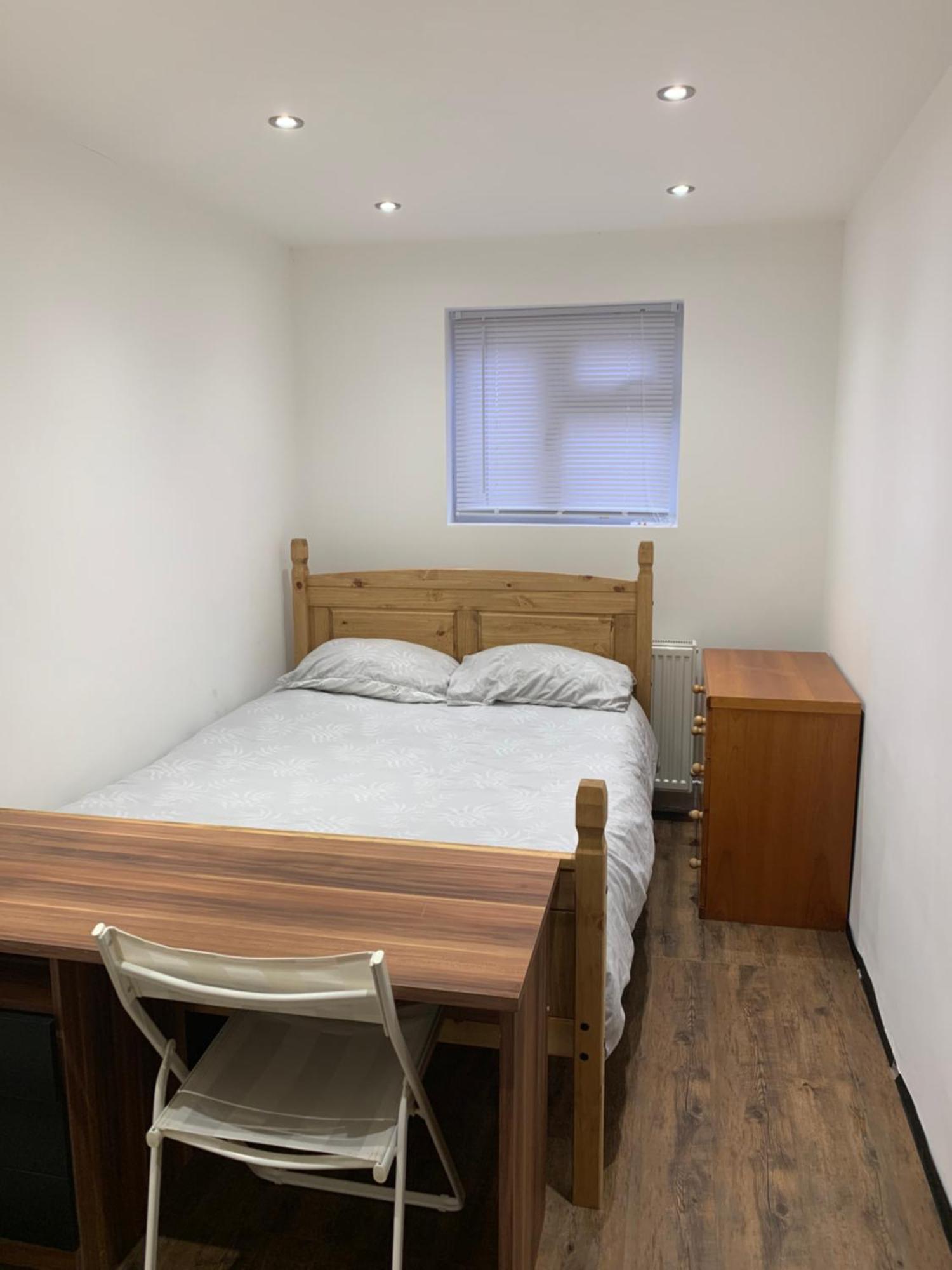 Accommodatie bij particulieren Private Renovated With Standard Size Brown Desk In Se9 6pg