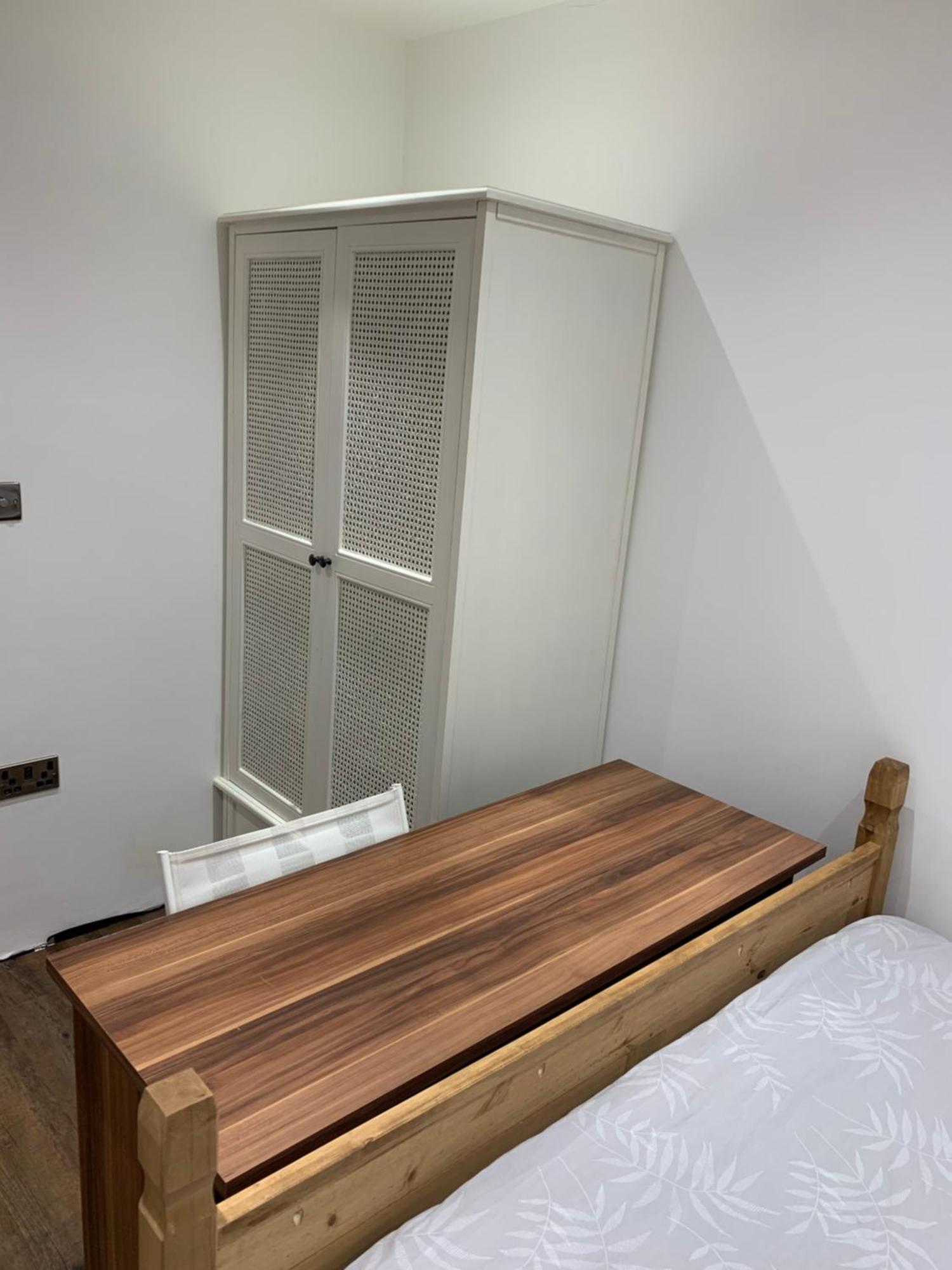 Private Renovated With Standard Size Brown Desk In Se9 6pg * Londen
