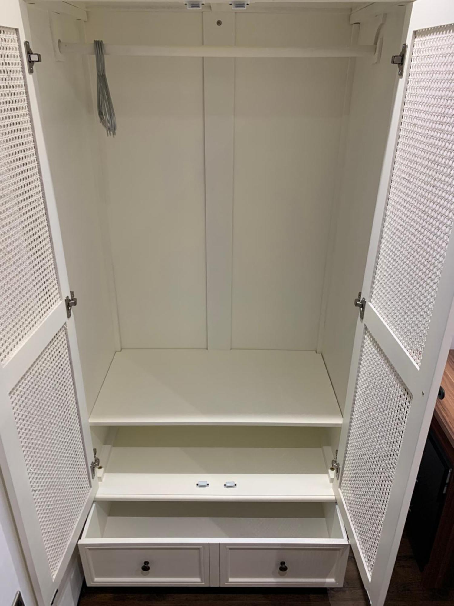 Private Renovated With Standard Size Brown Desk In Se9 6pg * Londen