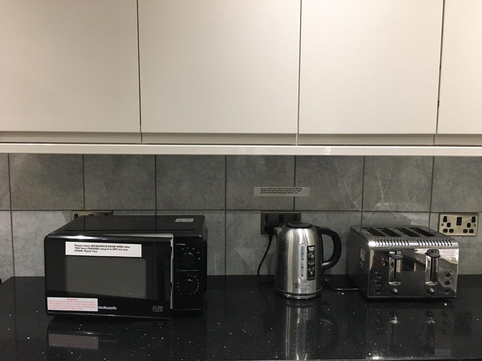 Private Renovated With Standard Size Brown Desk In Se9 6pg * Londen