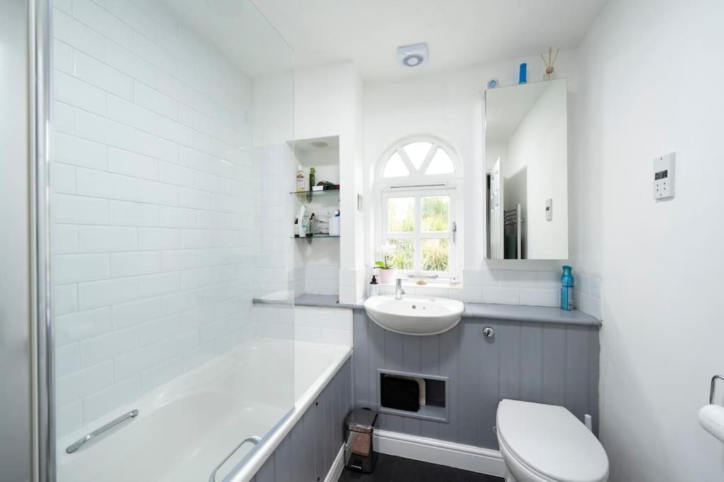 Holiday home Victoria Park 2 Bedroom House W/ Garden & Parking London