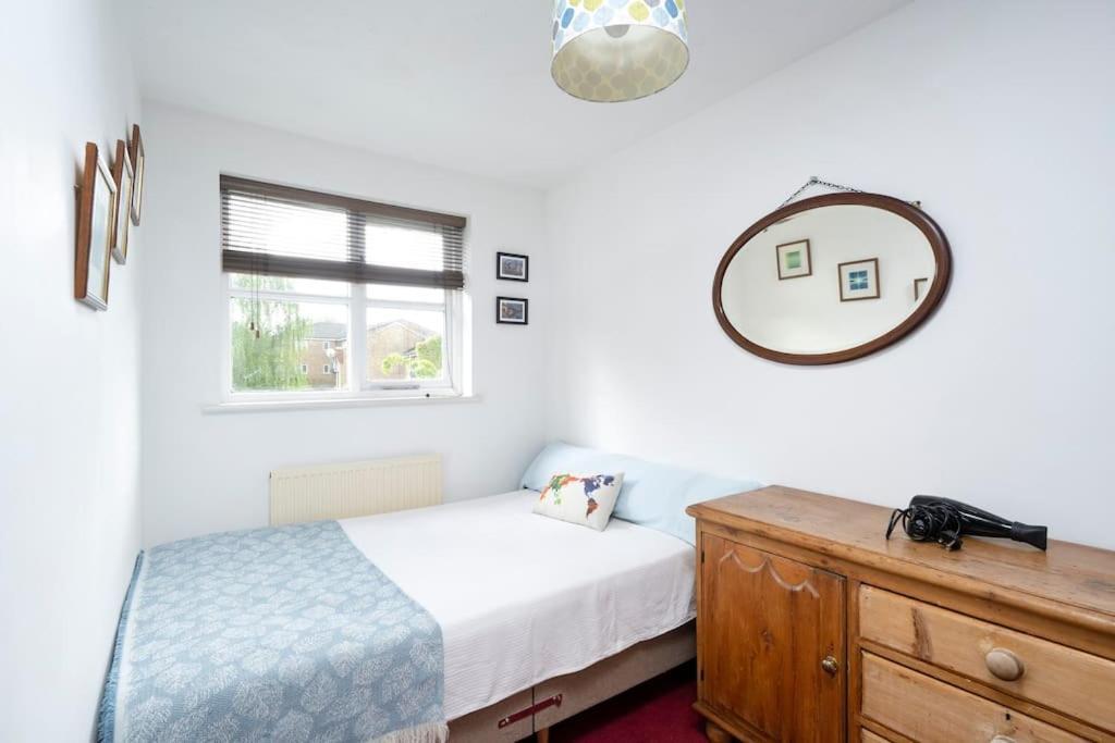 Victoria Park 2 Bedroom House W/ Garden & Parking * London