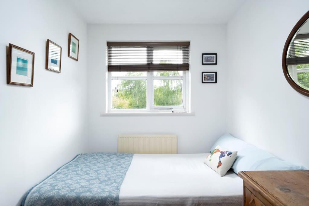 Victoria Park 2 Bedroom House W/ Garden & Parking *