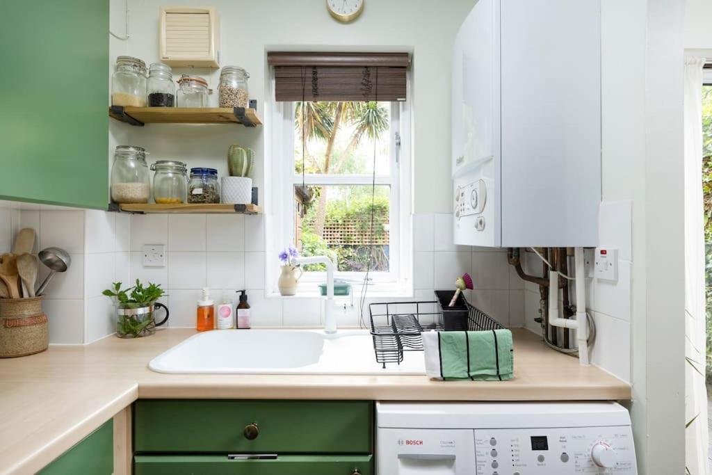 Victoria Park 2 Bedroom House W/ Garden & Parking *