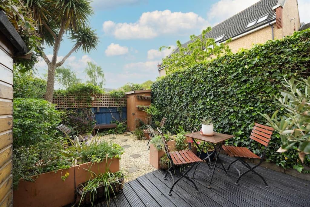 Holiday home Victoria Park 2 Bedroom House W/ Garden & Parking London