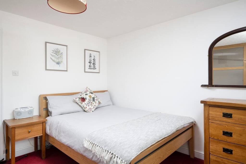 Victoria Park 2 Bedroom House W/ Garden & Parking