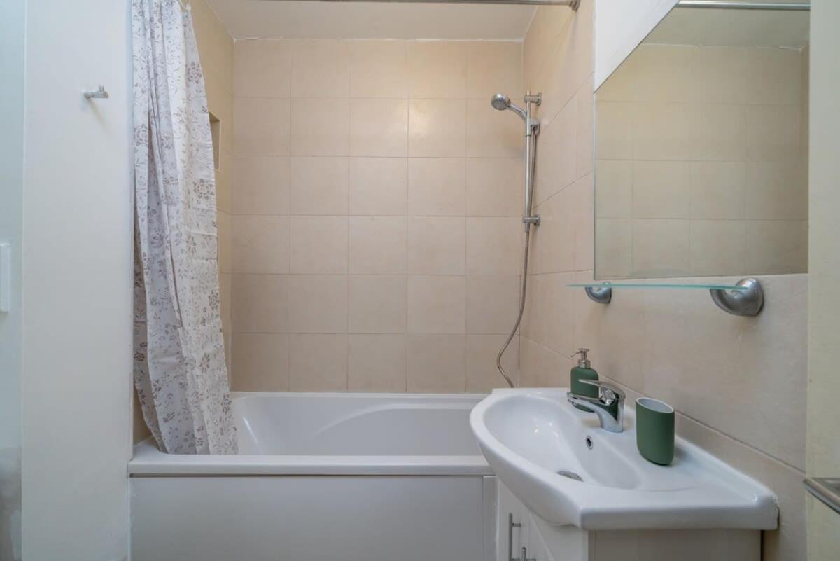 Of - Lovely Two Bedroom Lägenhet London