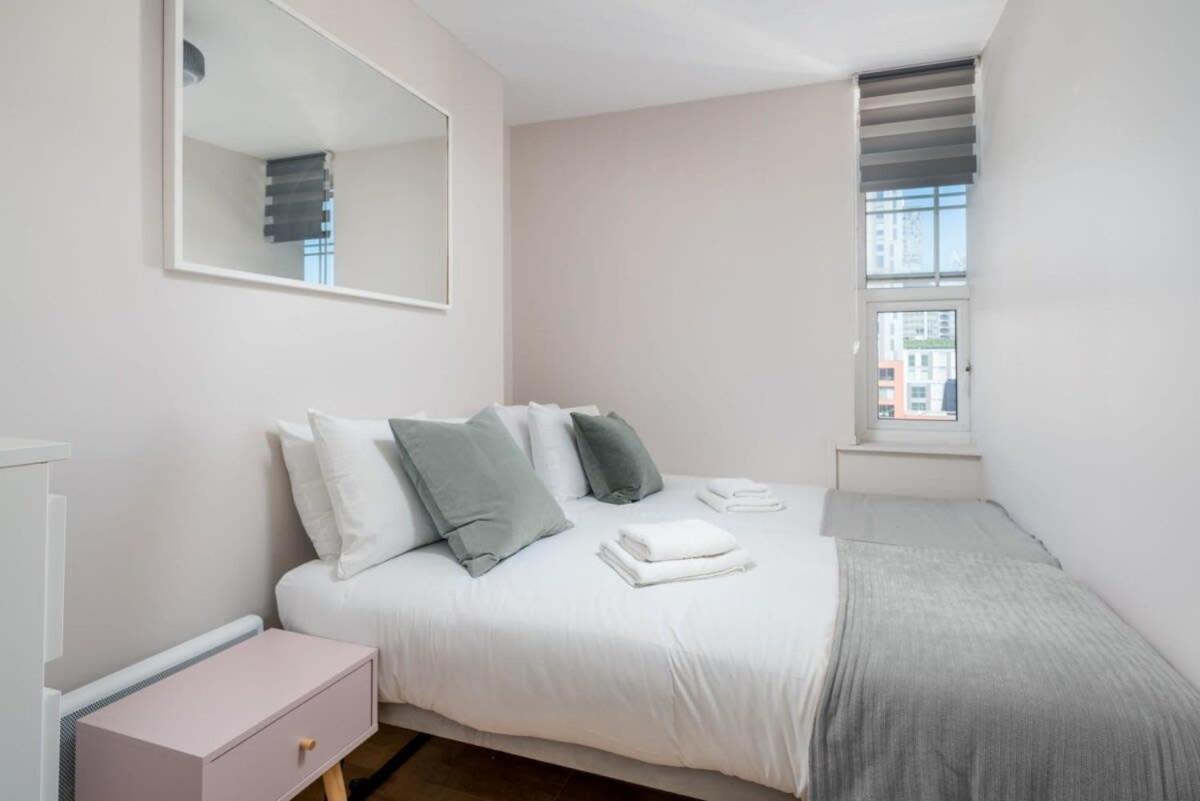 Of - Lovely Two Bedroom Lägenhet *