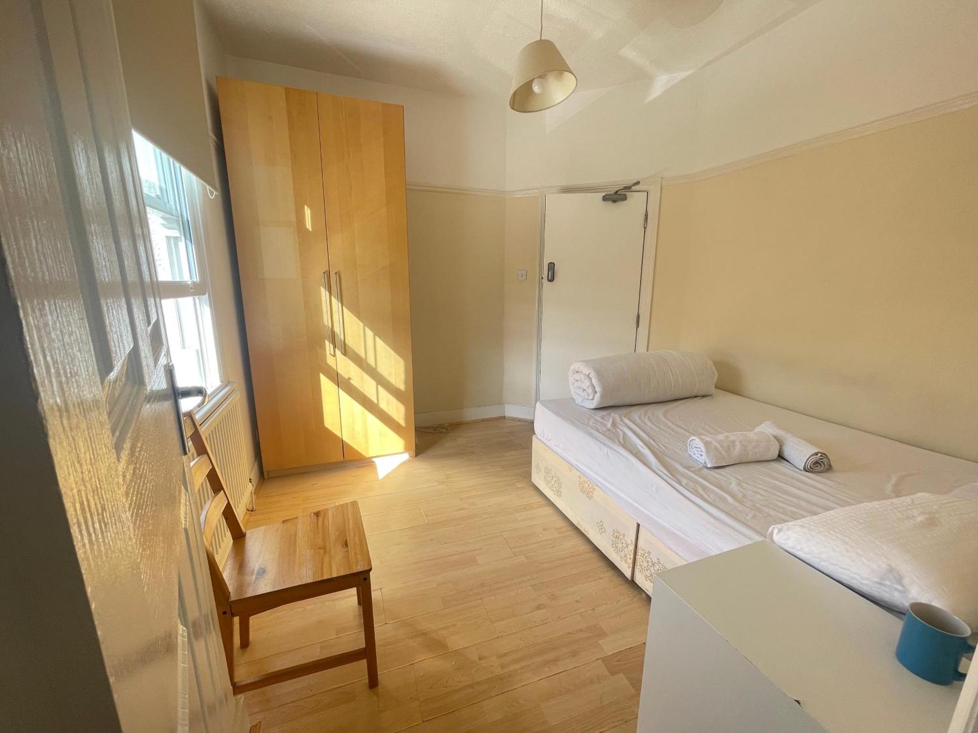 Rum i privatbostad With Private Bathroom And Shared Kitchen *