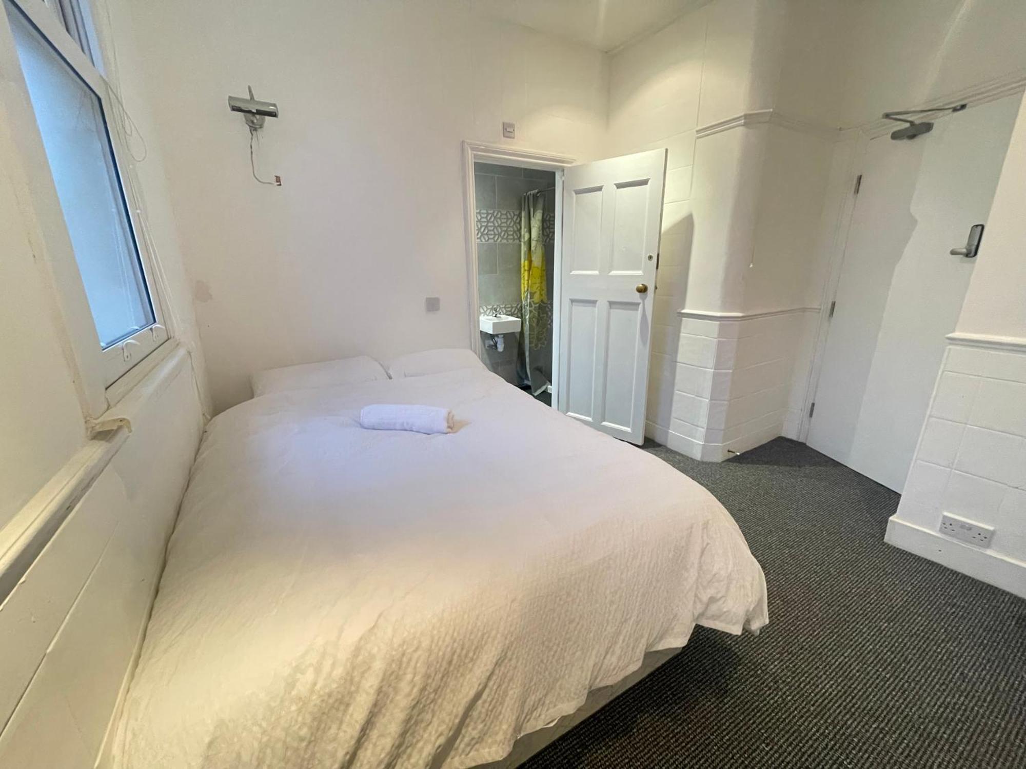 Rum i privatbostad With Private Bathroom And Shared Kitchen *