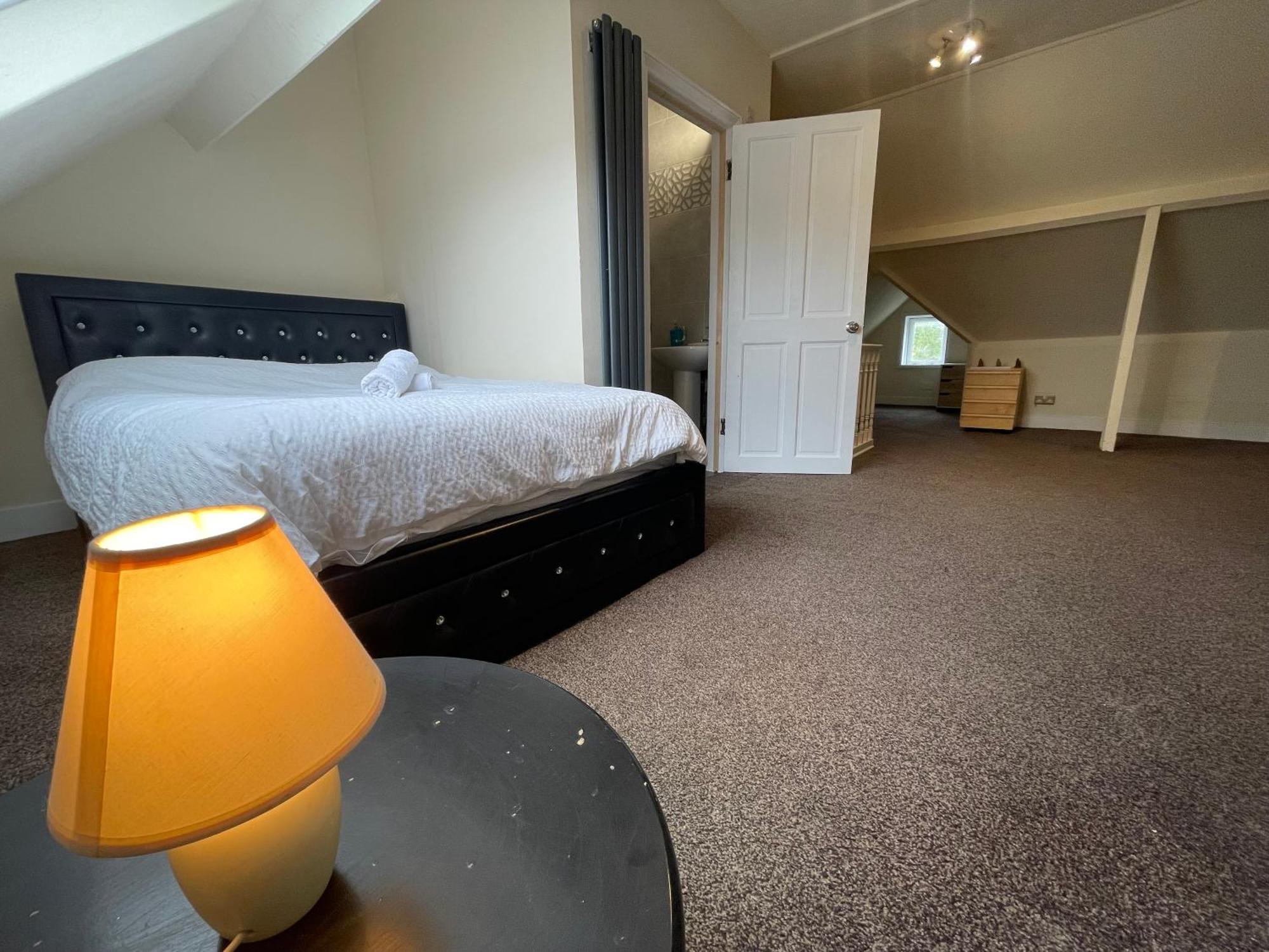 With Private Bathroom And Shared Kitchen * London