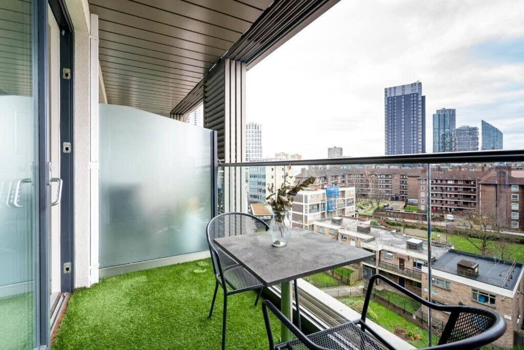 1 Bedroom Penthouse Flat In East Lejlighed London