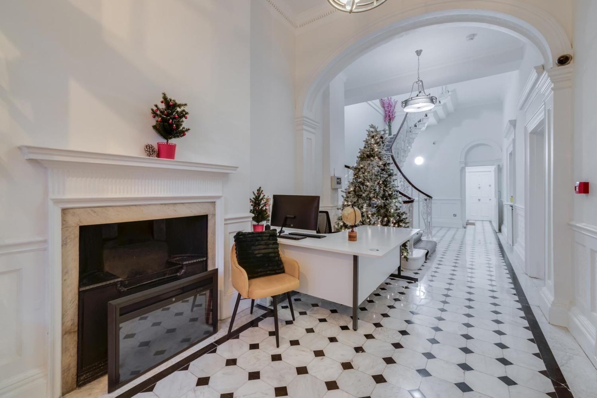 Luxury 3 Bedroom Duplex With Pool Table - 4hs Appartement Londen