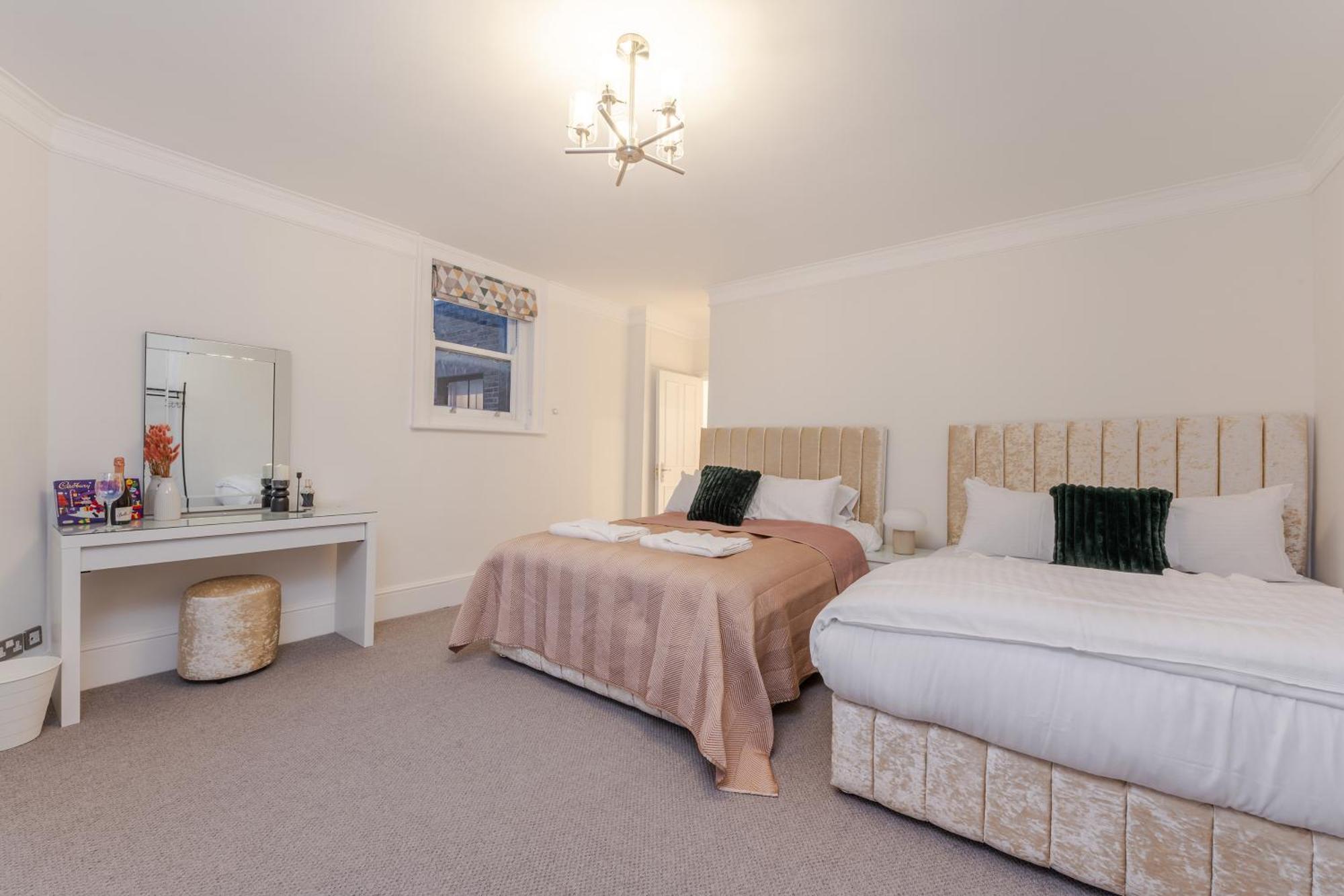 Modern Luxury 3bed 3bathroom Retreat 6hs Apartment *