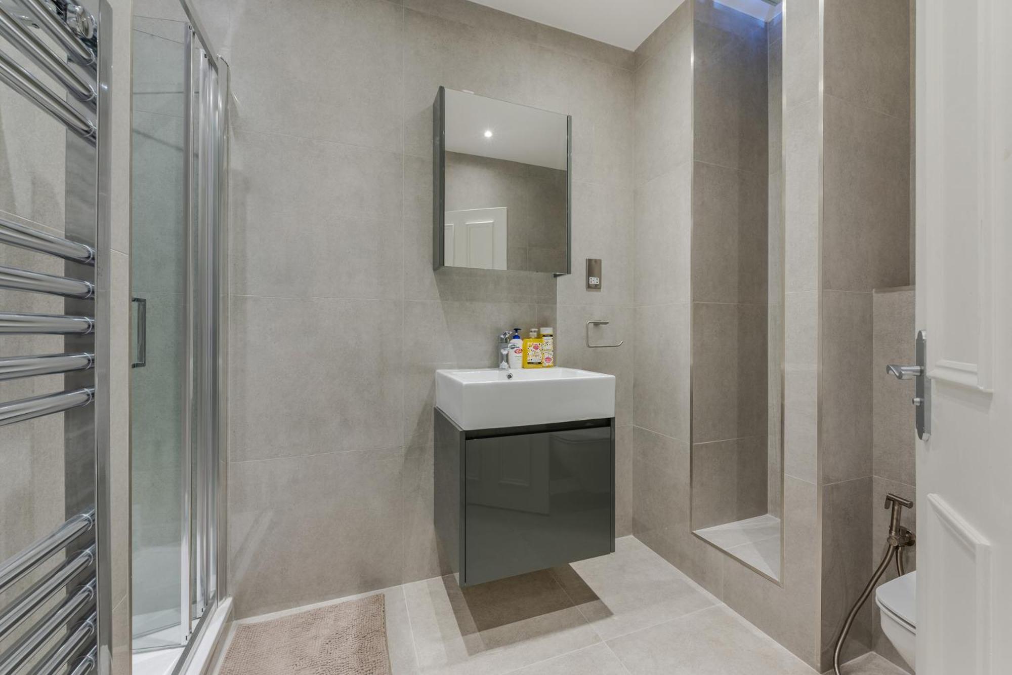 Modern Luxury 3bed 3bathroom Retreat 6hs London