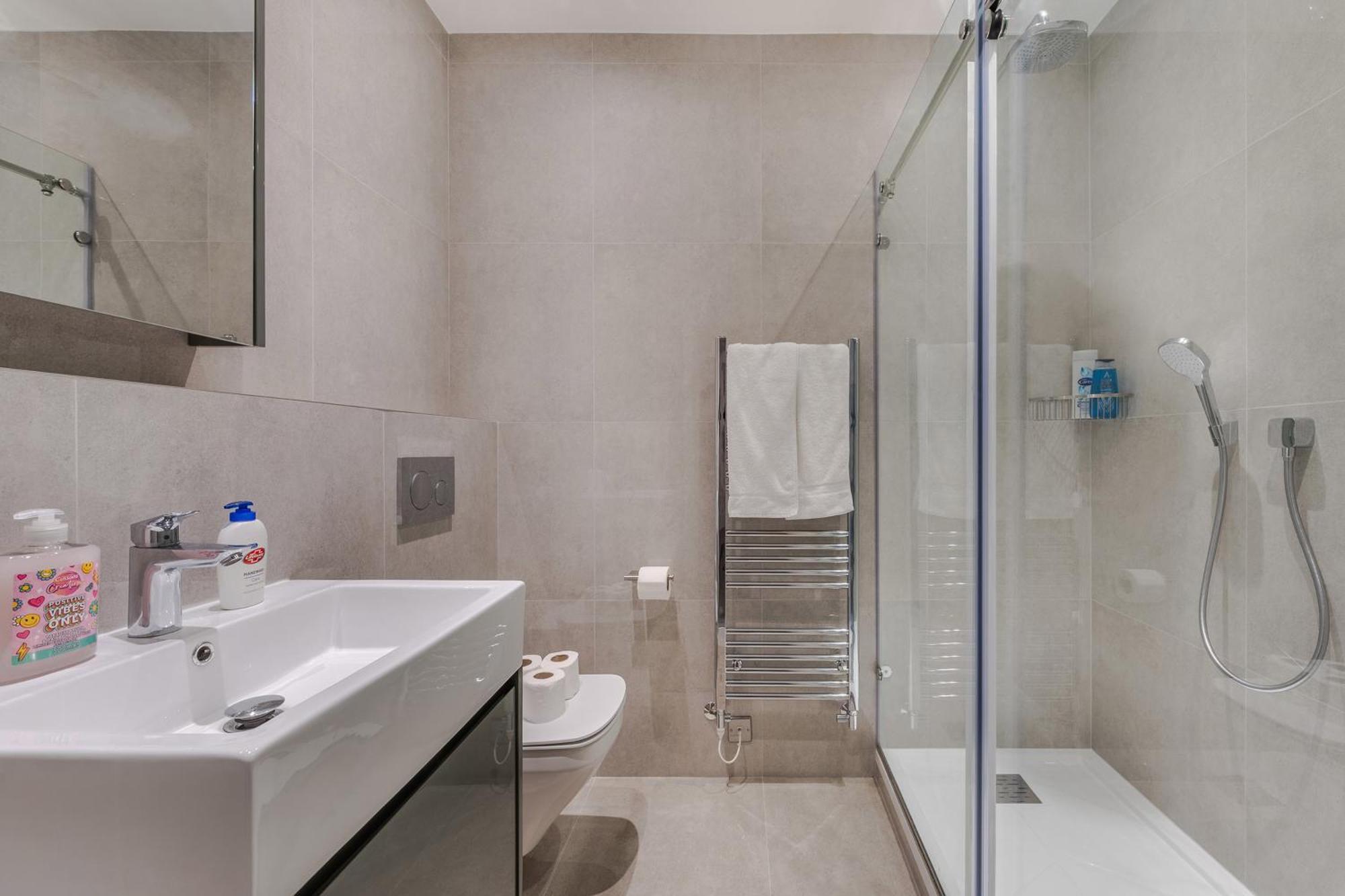 Modern Luxury 3bed 3bathroom Retreat 6hs * London