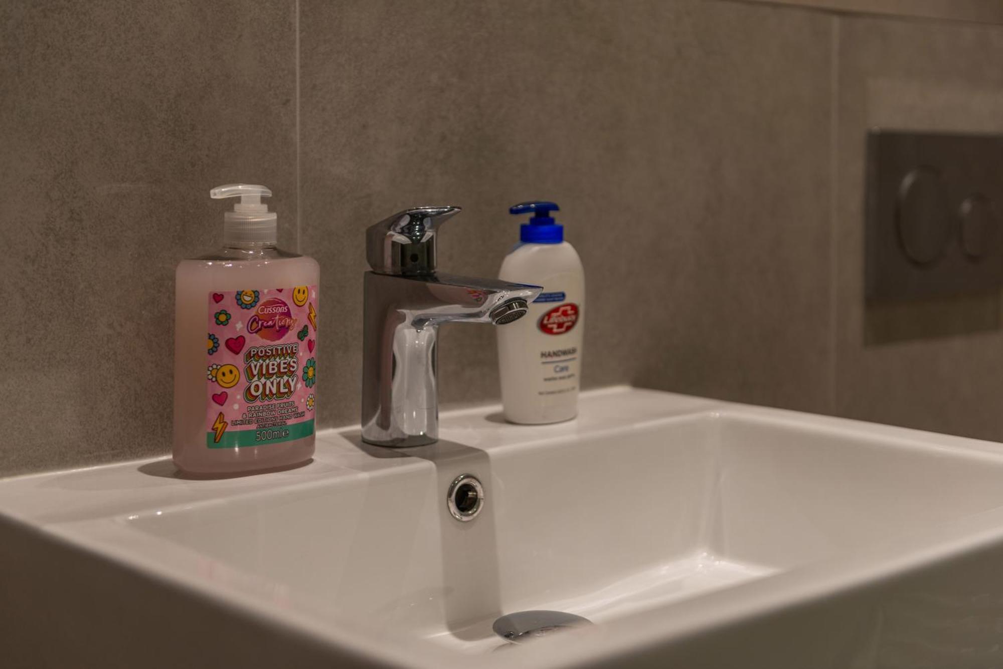 Modern Luxury 3bed 3bathroom Retreat 6hs * London