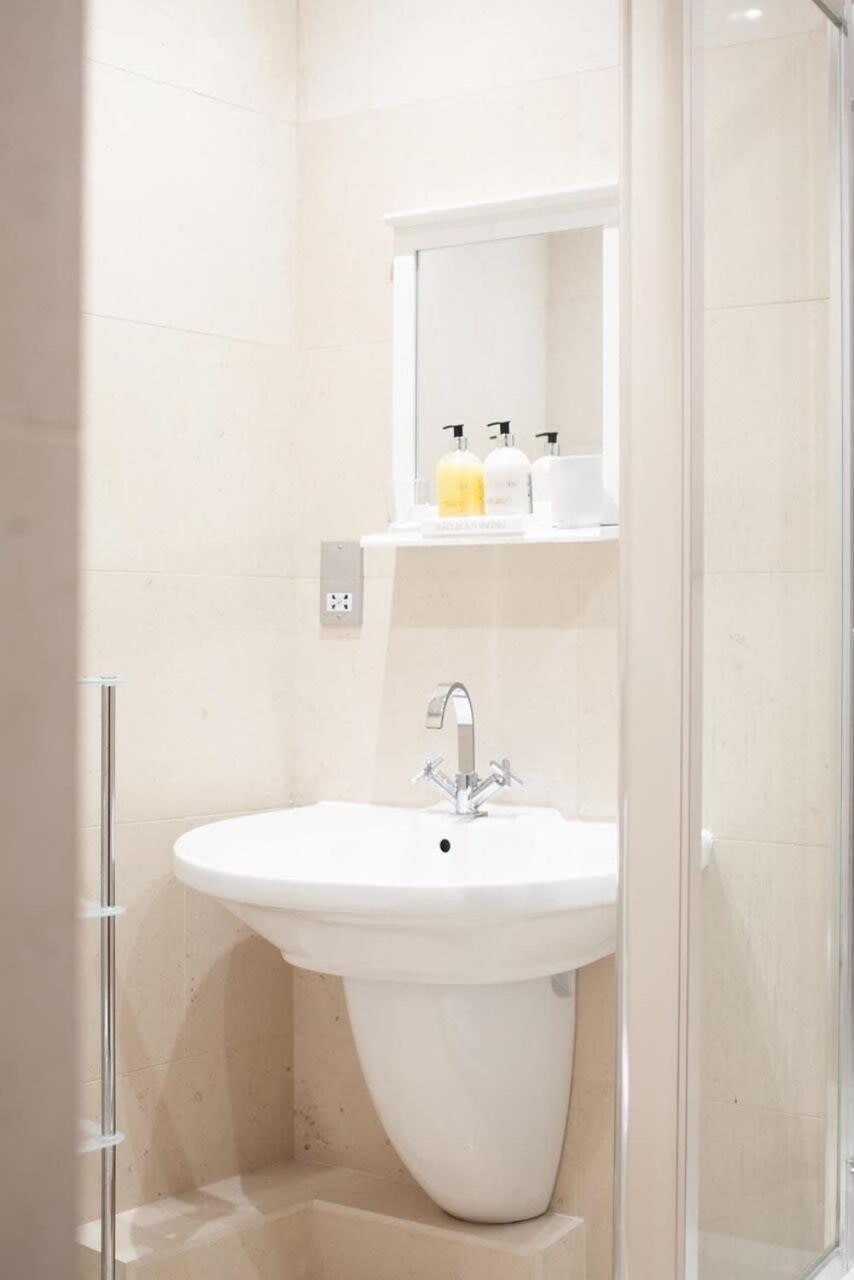 Modern And Comfortable Air-conditioned 2br Flat Appartamento *