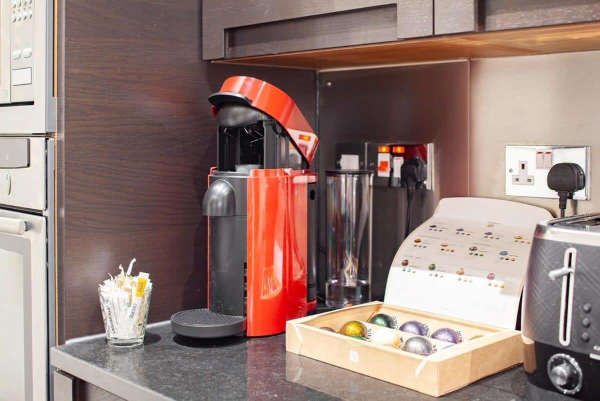 Modern And Comfortable Air-conditioned 2br Flat Appartamento Londra