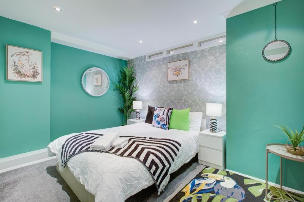 Edgware Road Two Bedroom Apartment *