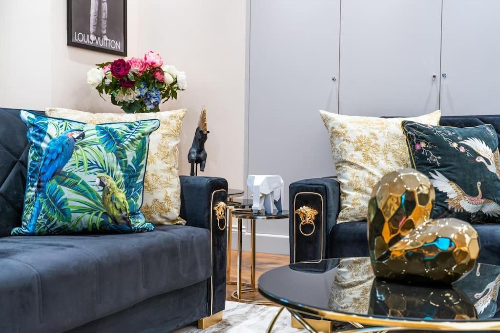 2 Bed / 2 Bath Versace In Knightsbridge Lejlighed London