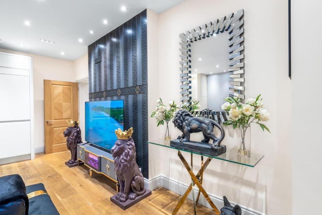 2 Bed / 2 Bath Versace In Knightsbridge Lejlighed *
