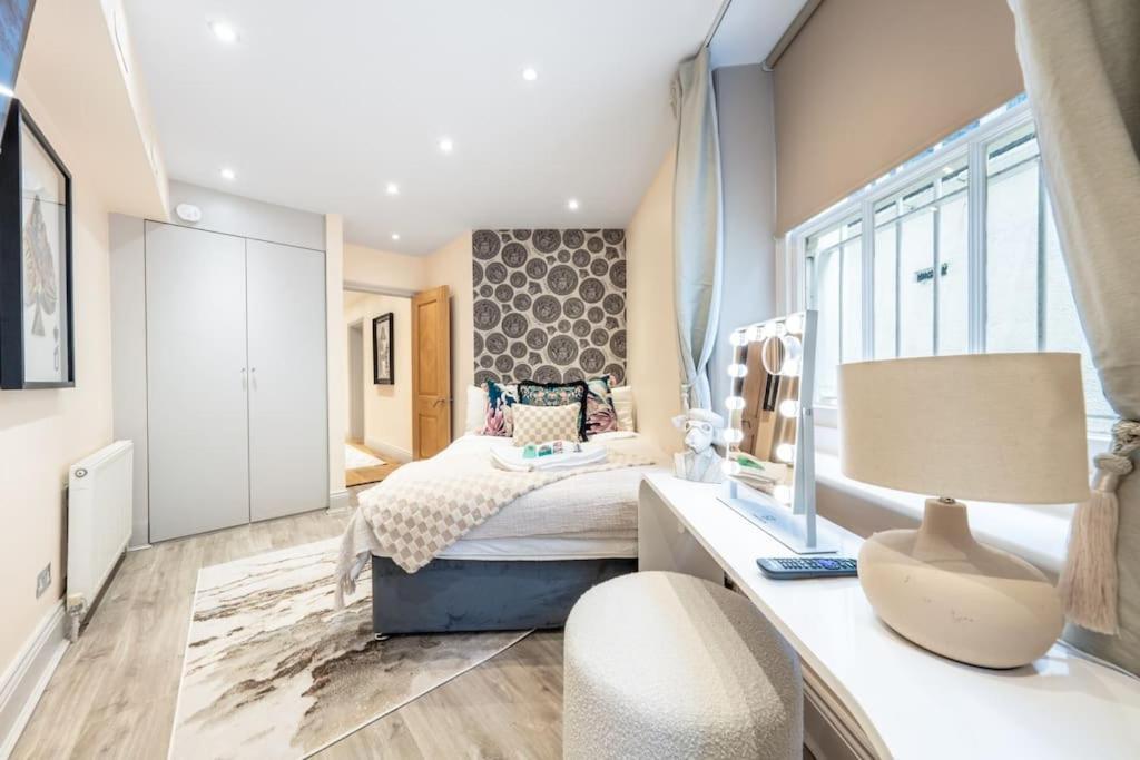 Lejlighed 2 Bed / 2 Bath Versace In Knightsbridge
