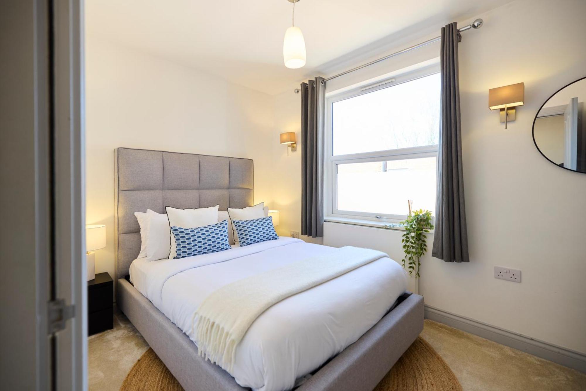 The Leghorn Quarters - Modern 3bdr With Balcony Apartment *