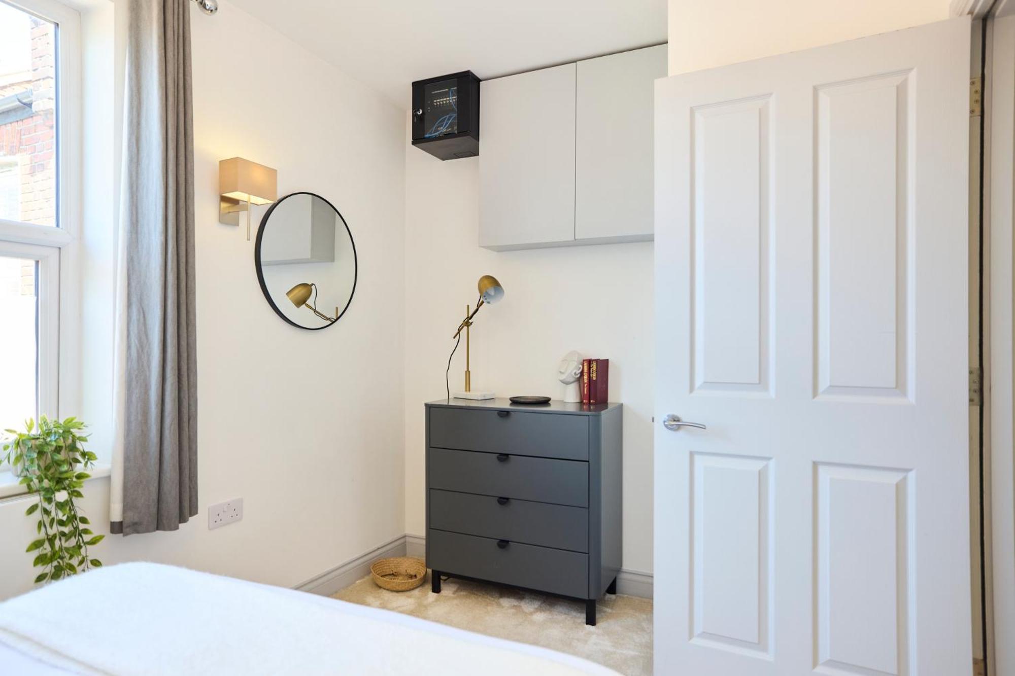 The Leghorn Quarters - Modern 3bdr With Balcony * London