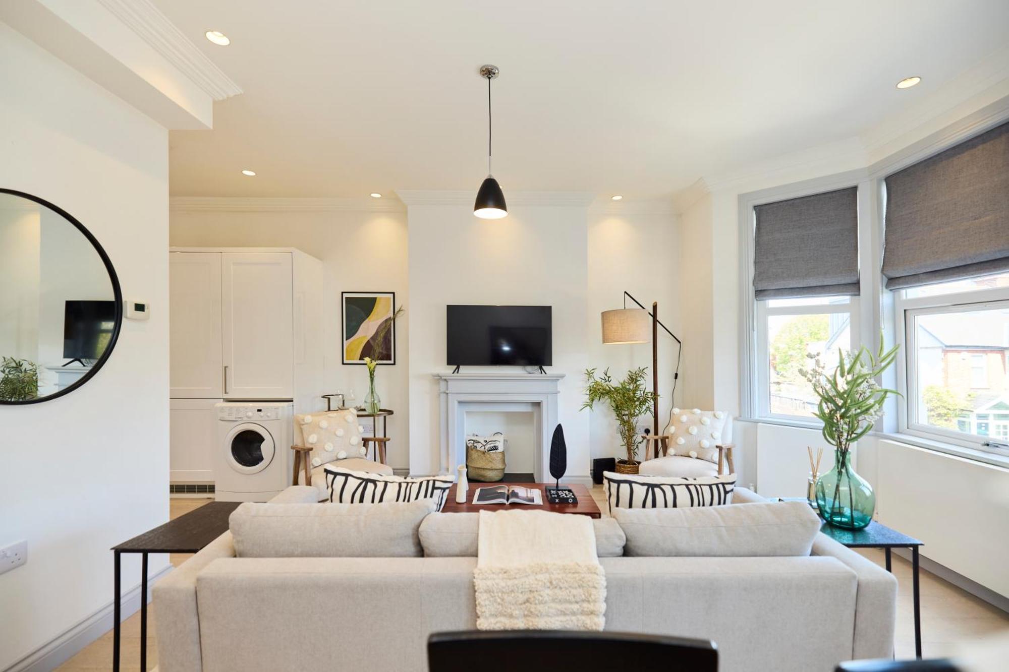 The Leghorn Quarters - Modern 3bdr With Balcony Apartment
