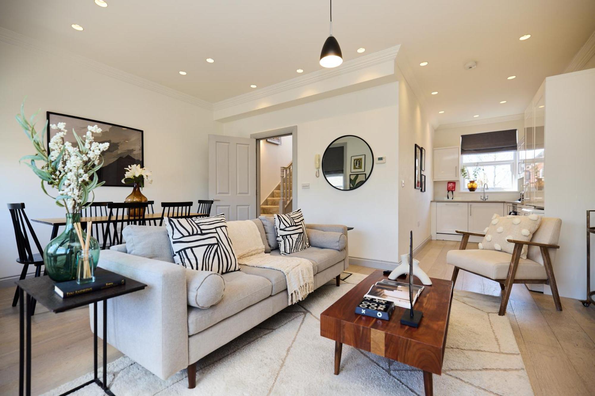 The Leghorn Quarters - Modern 3bdr With Balcony London