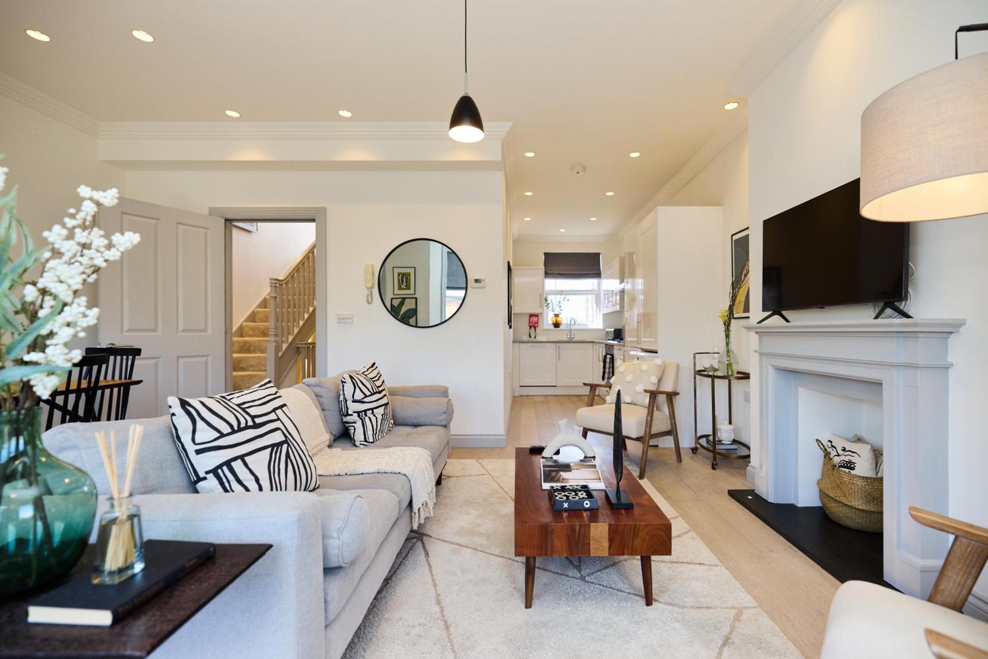 The Leghorn Quarters - Modern 3bdr With Balcony Apartment