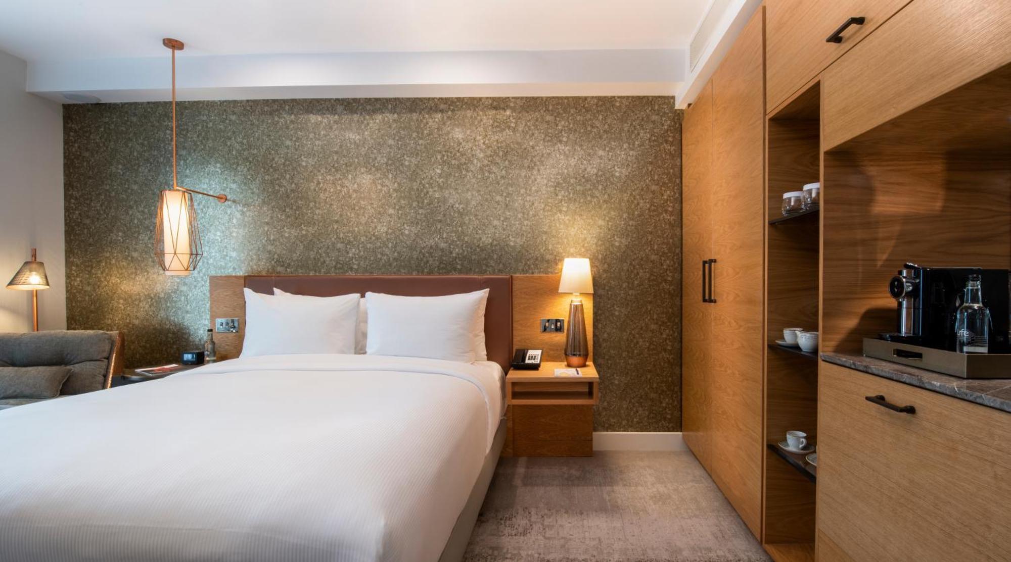 Lincoln Plaza London, Curio Collection By Hilton London