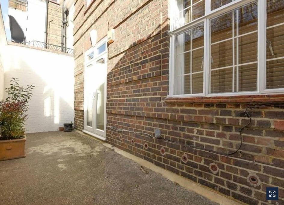 2 Bedroom Just Off Kings Road