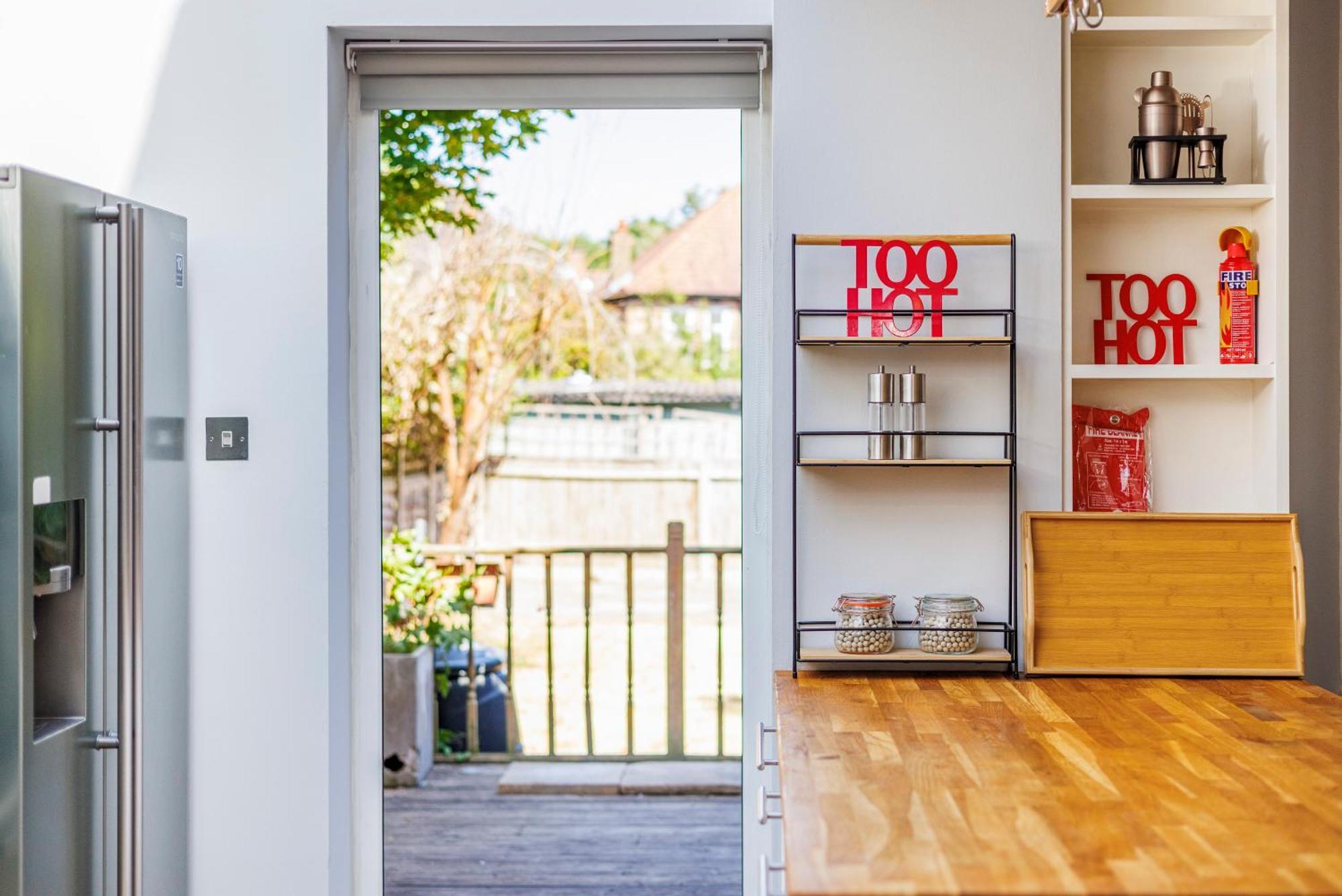 Vakantiehuis 6 Bedroom House By Av Acton Sleeps 11 Free Parking