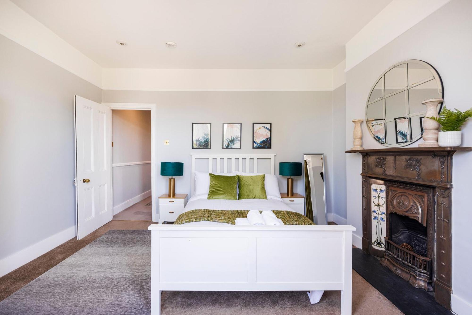 6 Bedroom House By Av Acton Sleeps 11 Free Parking