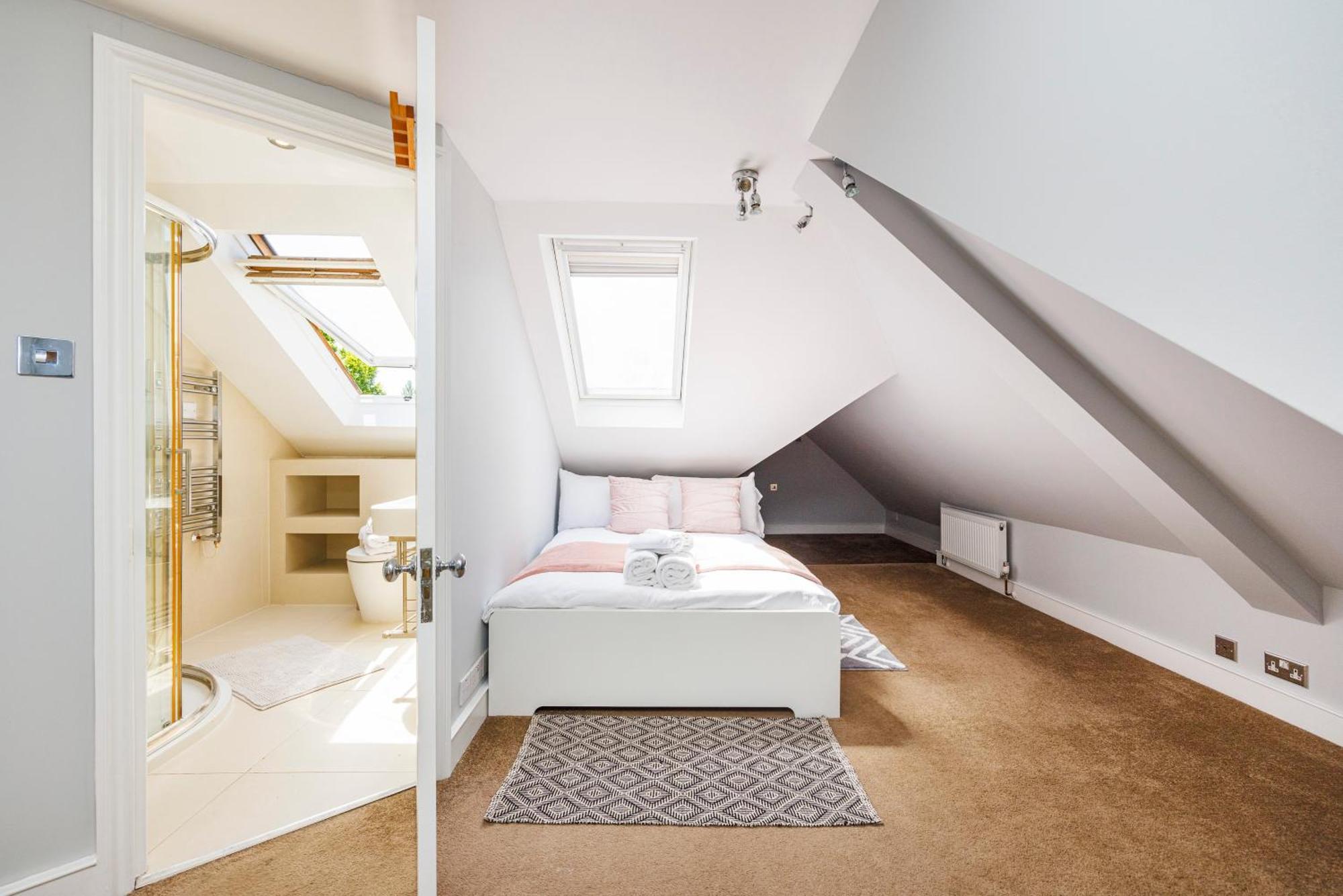6 Bedroom House By Av Acton Sleeps 11 Free Parking