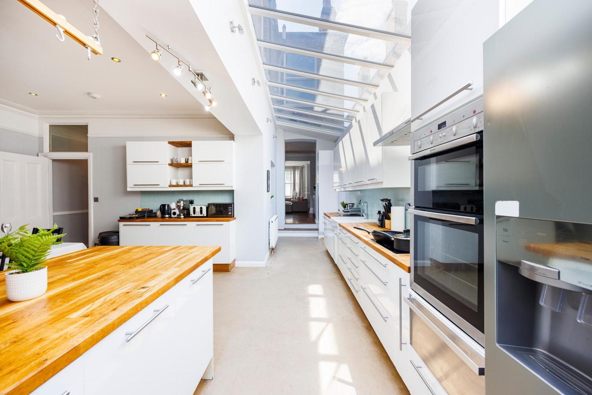 Vakantiehuis 6 Bedroom House By Av Acton Sleeps 11 Free Parking