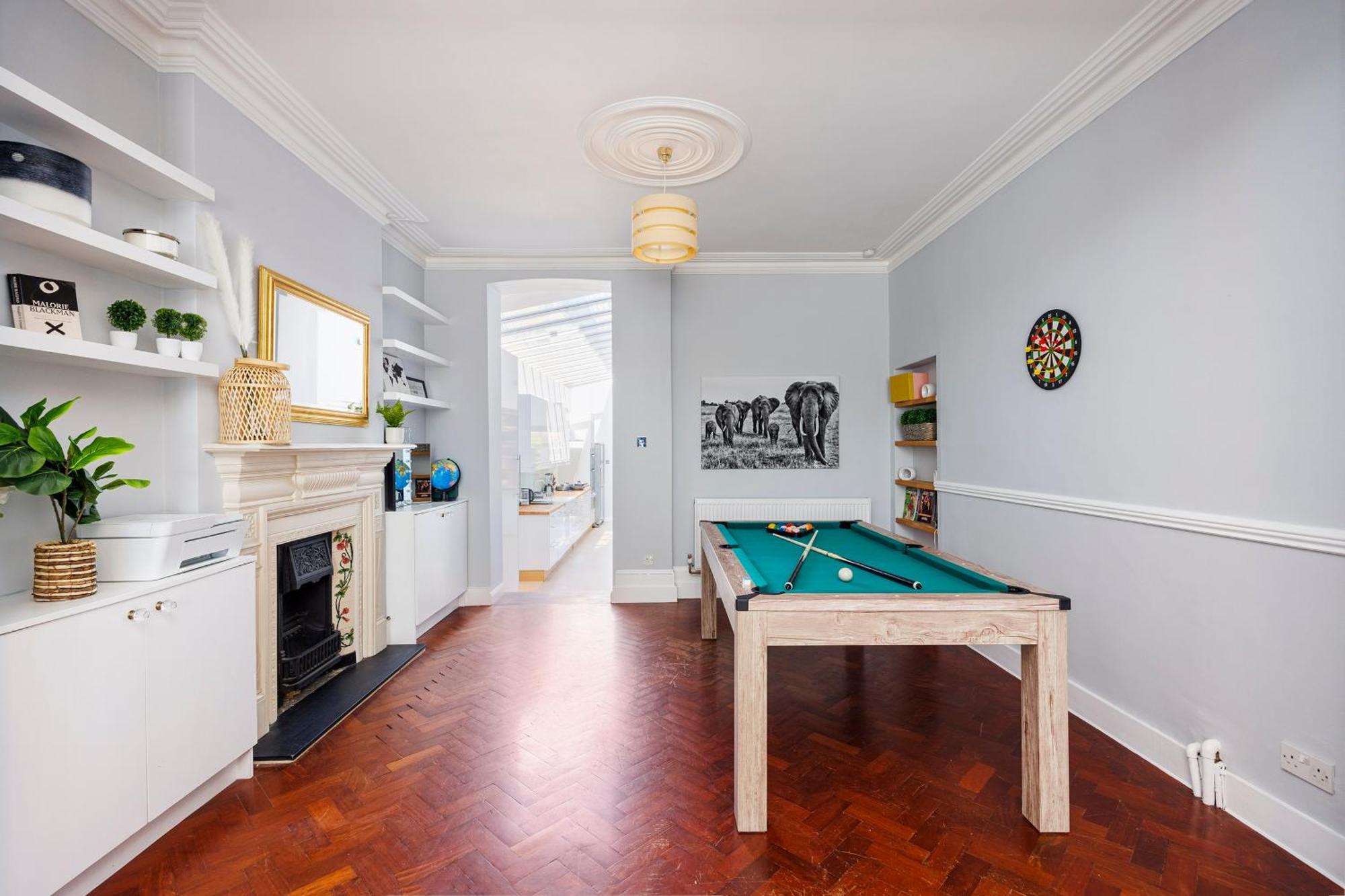 Vakantiehuis 6 Bedroom House By Av Acton Sleeps 11 Free Parking