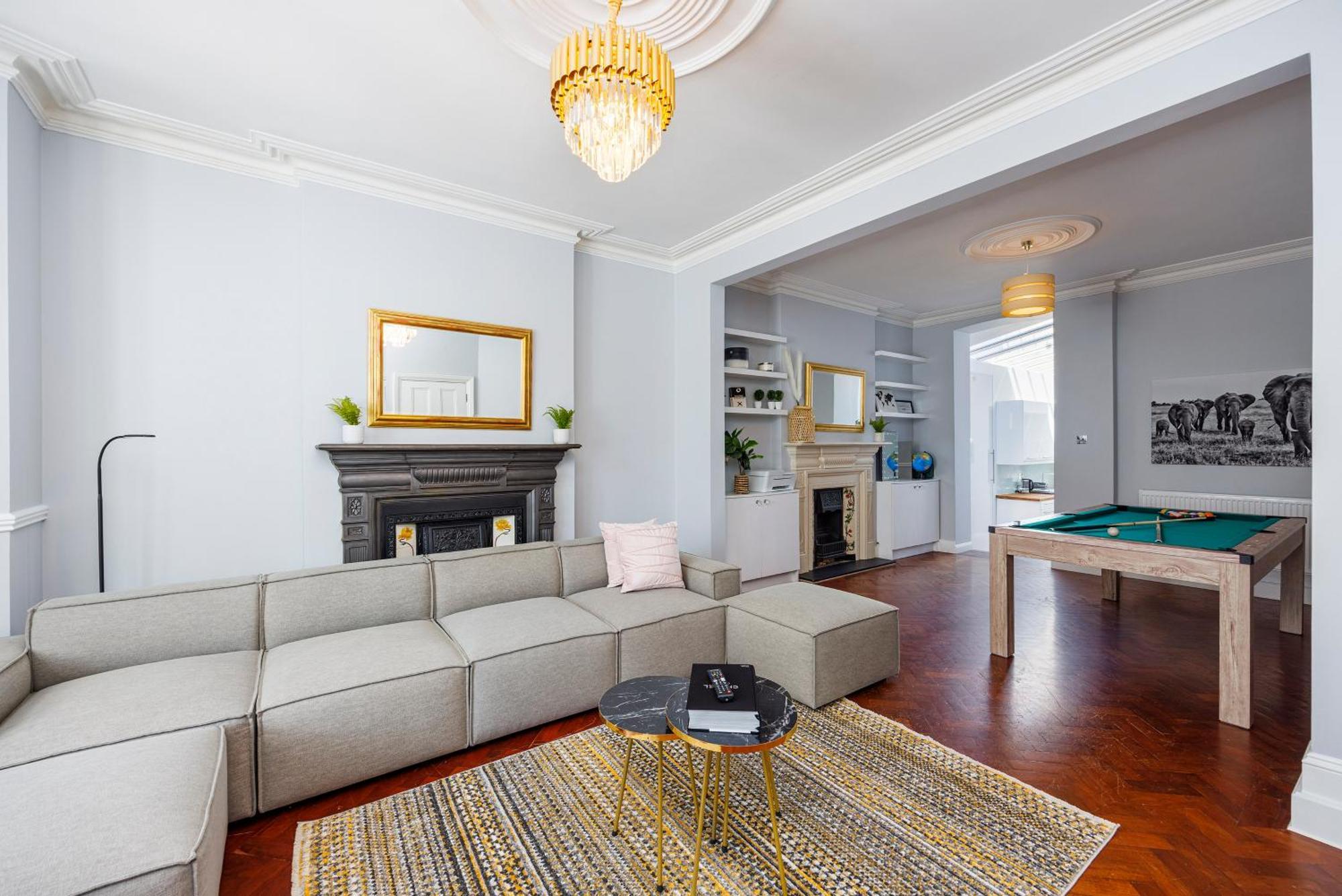 Vakantiehuis 6 Bedroom House By Av Acton Sleeps 11 Free Parking
