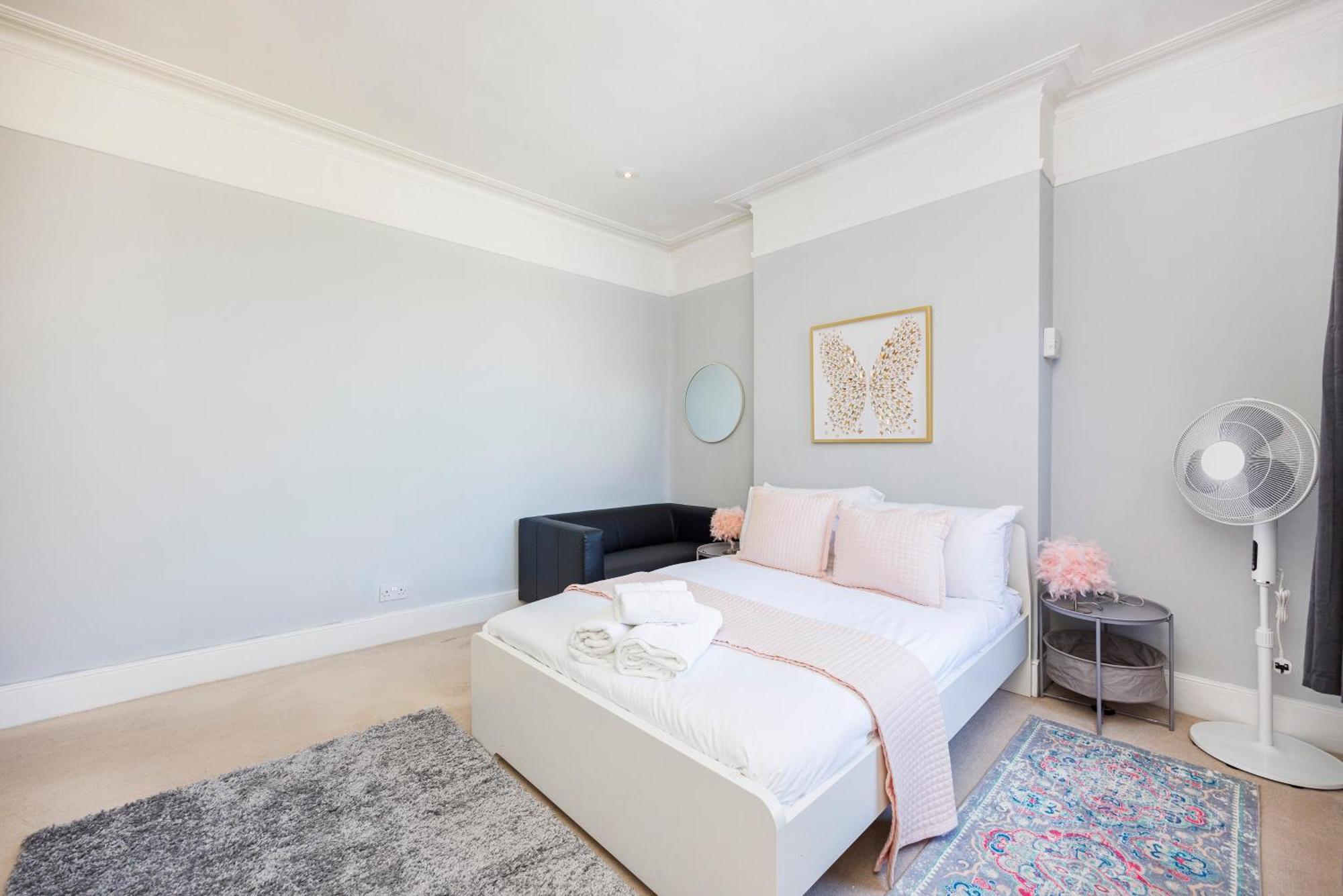 Vakantiehuis 6 Bedroom House By Av Acton Sleeps 11 Free Parking