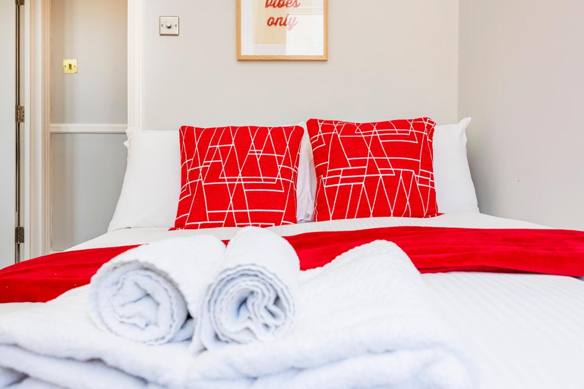 6 Bedroom House By Av Acton Sleeps 11 Free Parking Londen