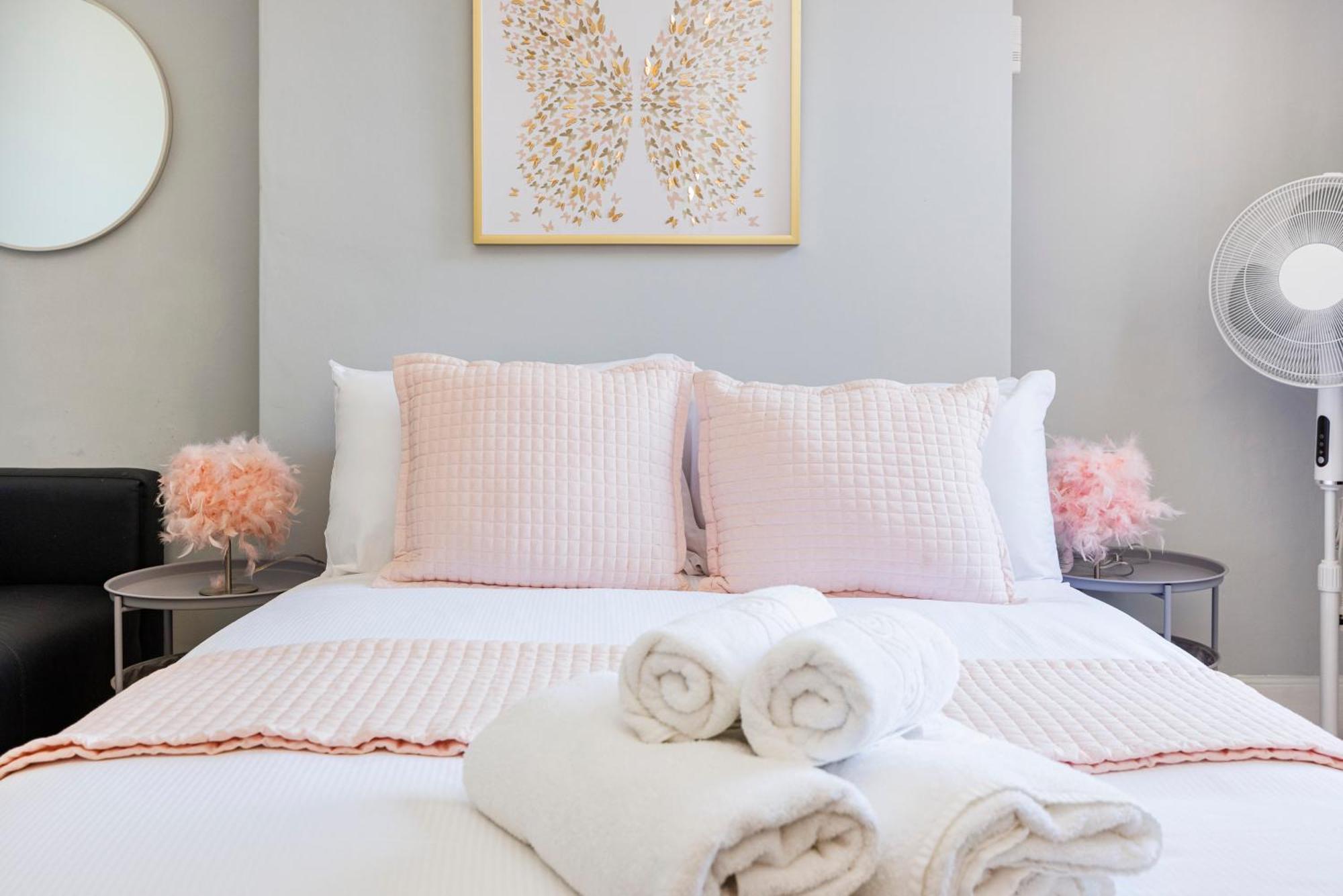 6 Bedroom House By Av Acton Sleeps 11 Free Parking Londen