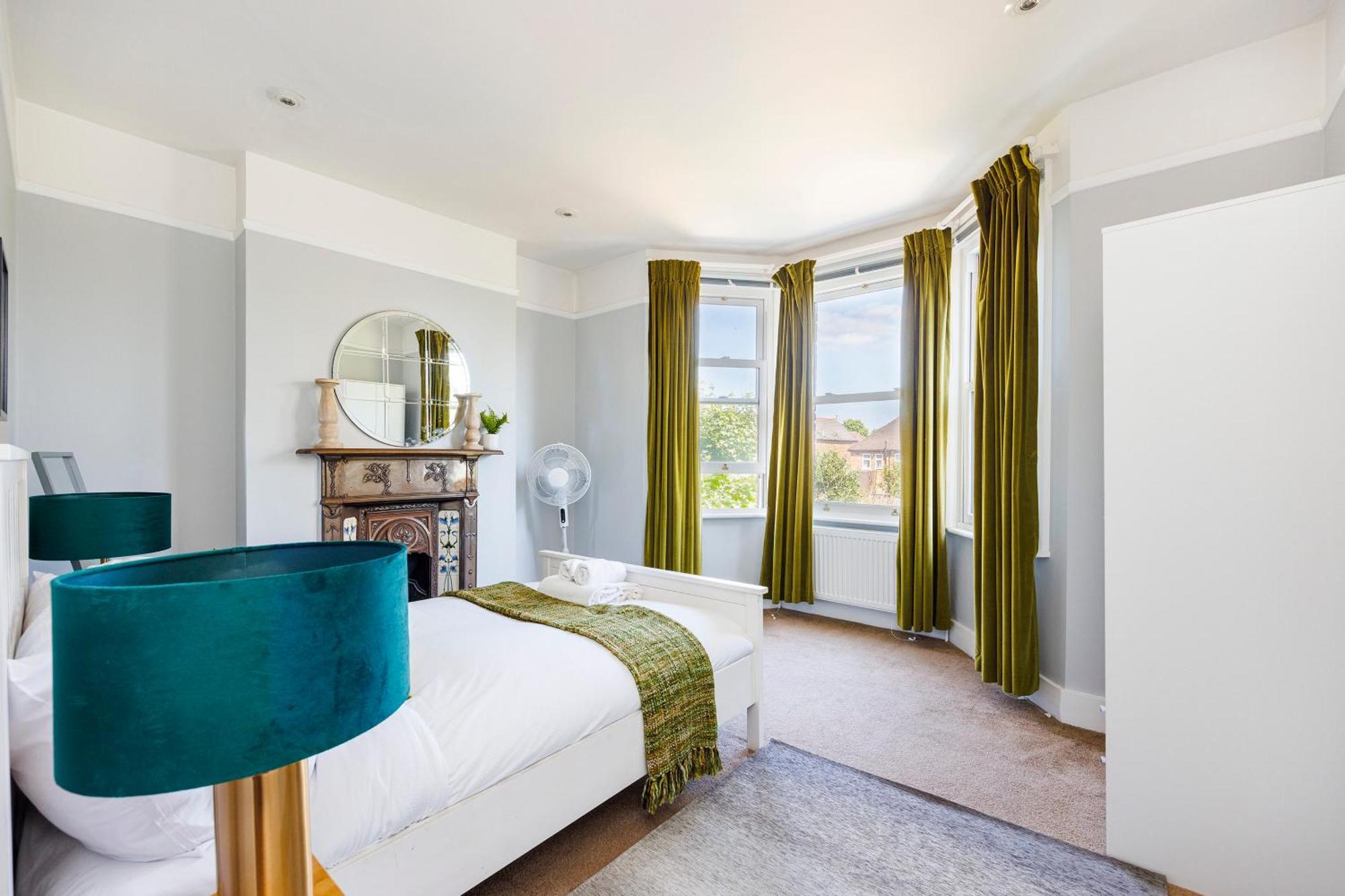 Vakantiehuis 6 Bedroom House By Av Acton Sleeps 11 Free Parking *