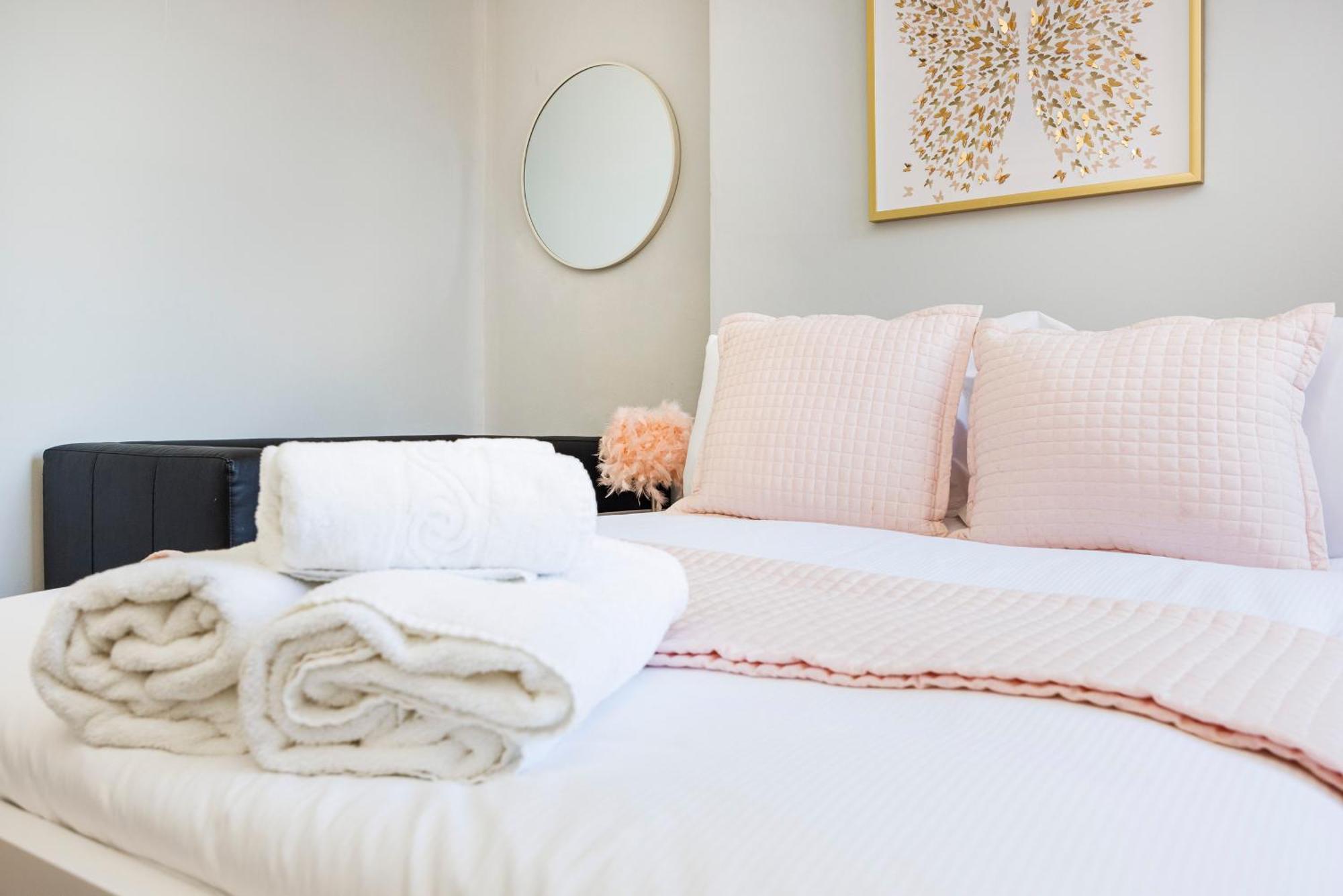 Vakantiehuis 6 Bedroom House By Av Acton Sleeps 11 Free Parking