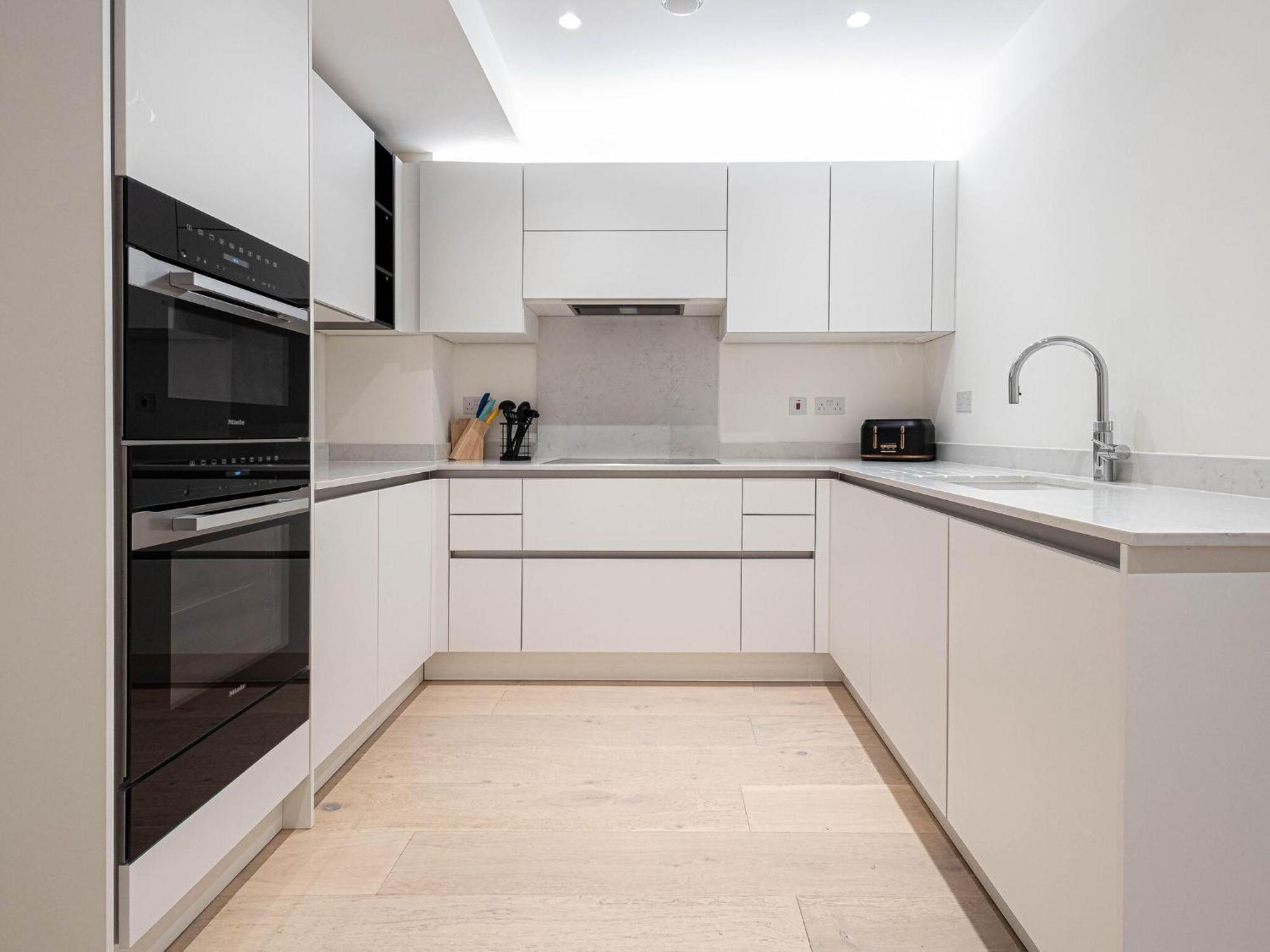 Appartement The Arches Luxurious Three Bedroom Close To Hampstead Heath With Garden Balcony And Courtyard Londen