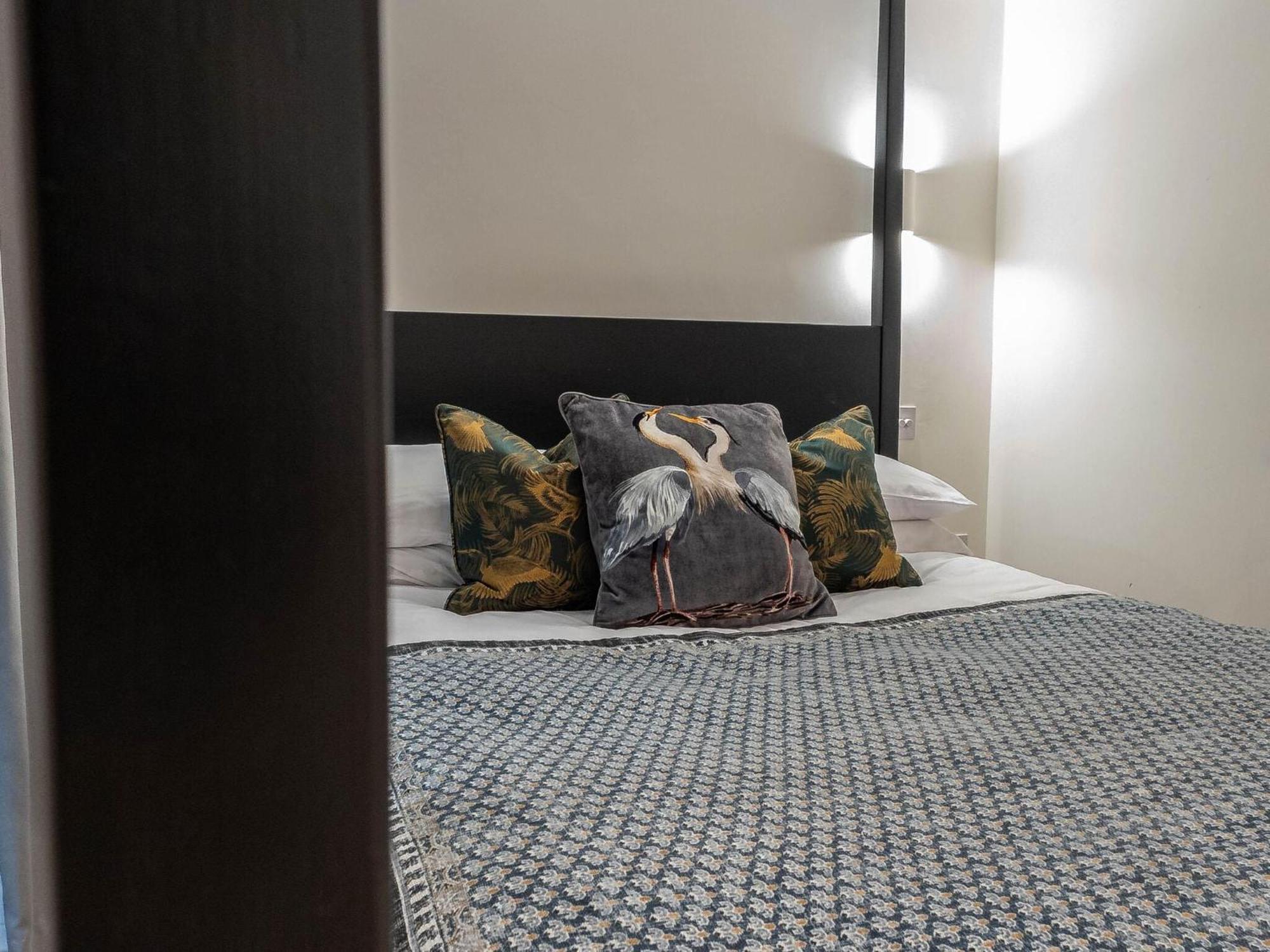 Appartement The Arches Luxurious Three Bedroom Close To Hampstead Heath With Garden Balcony And Courtyard Londen