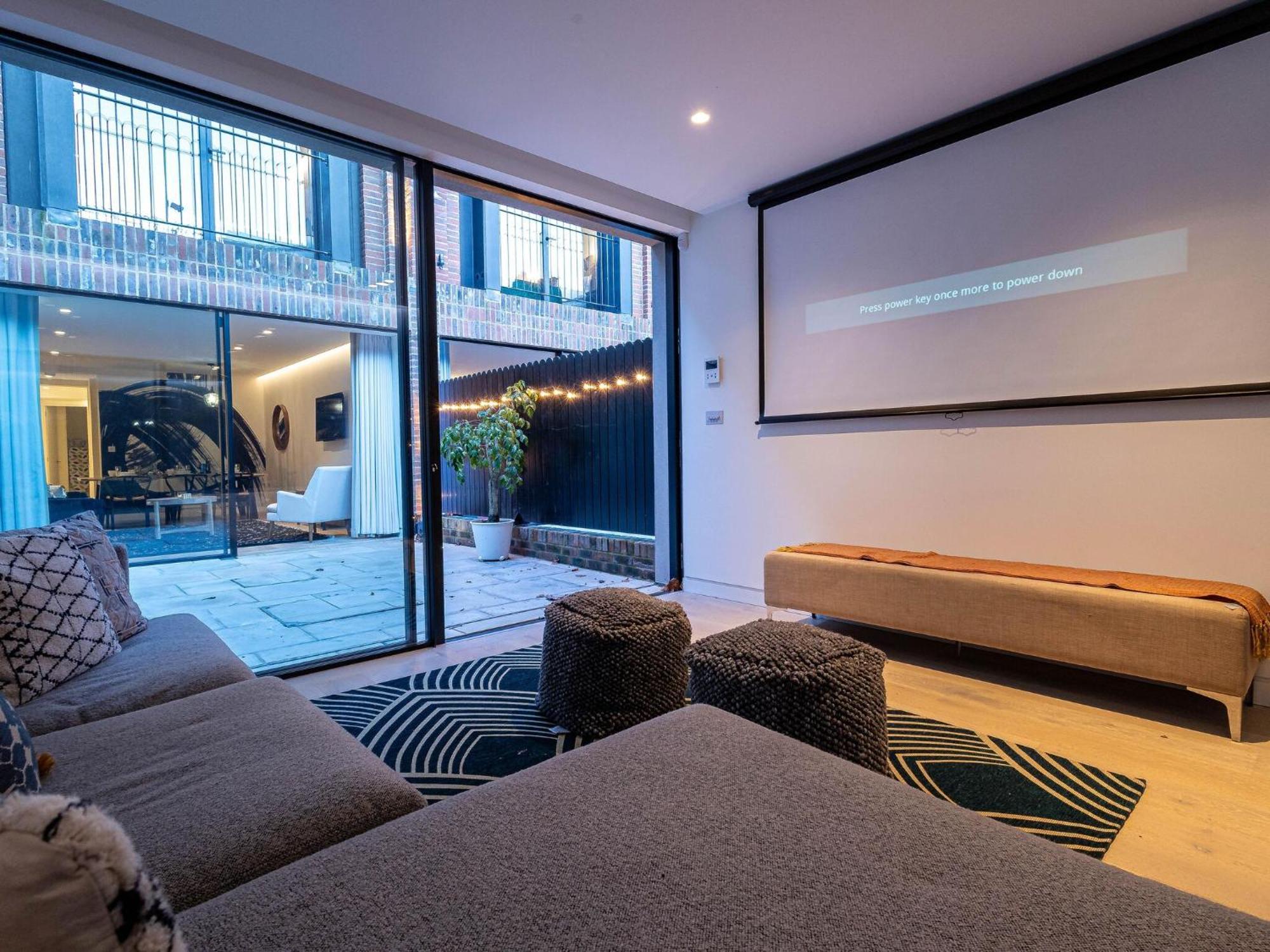 Appartement The Arches Luxurious Three Bedroom Close To Hampstead Heath With Garden Balcony And Courtyard Londen